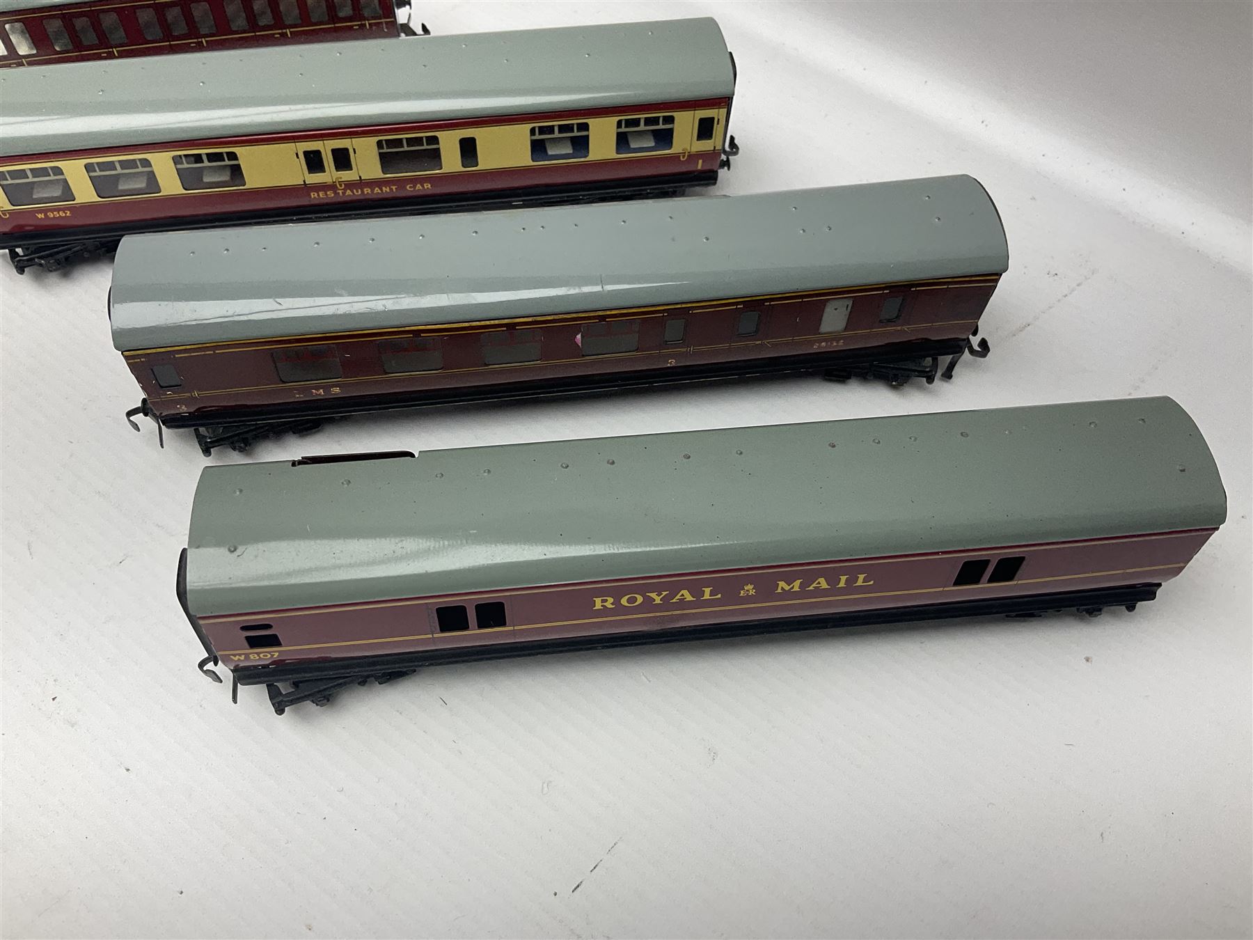 Hornby Dublo - fourteen passenger coaches including Southern Suburban Stock - Image 12 of 17