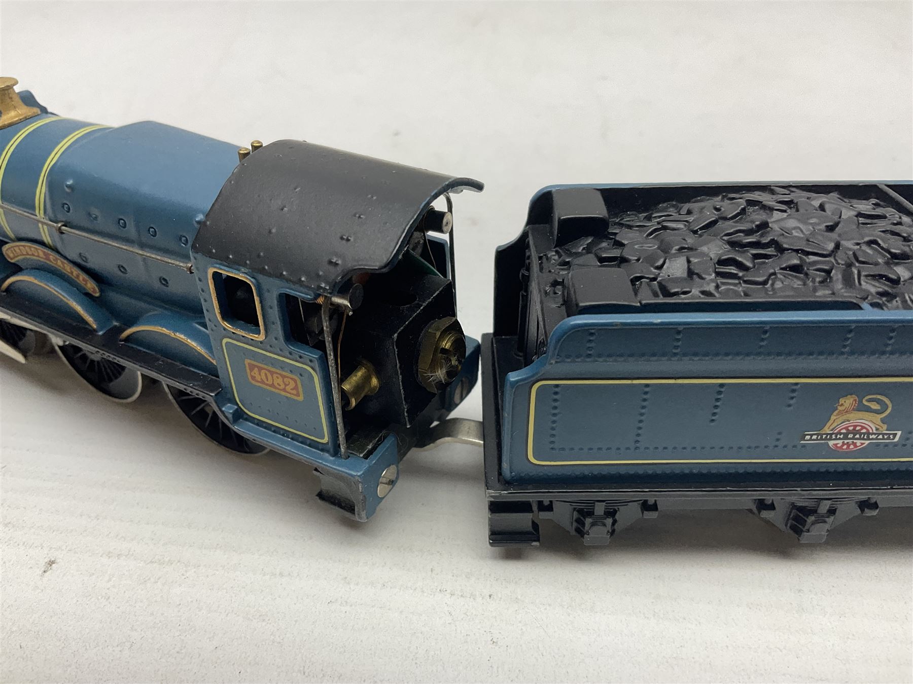 Wrenn '00' gauge - two Castle Class' 4-6-0 locomotives - 'Devizes Castle' No.7002 in GW Green; and ' - Image 12 of 15