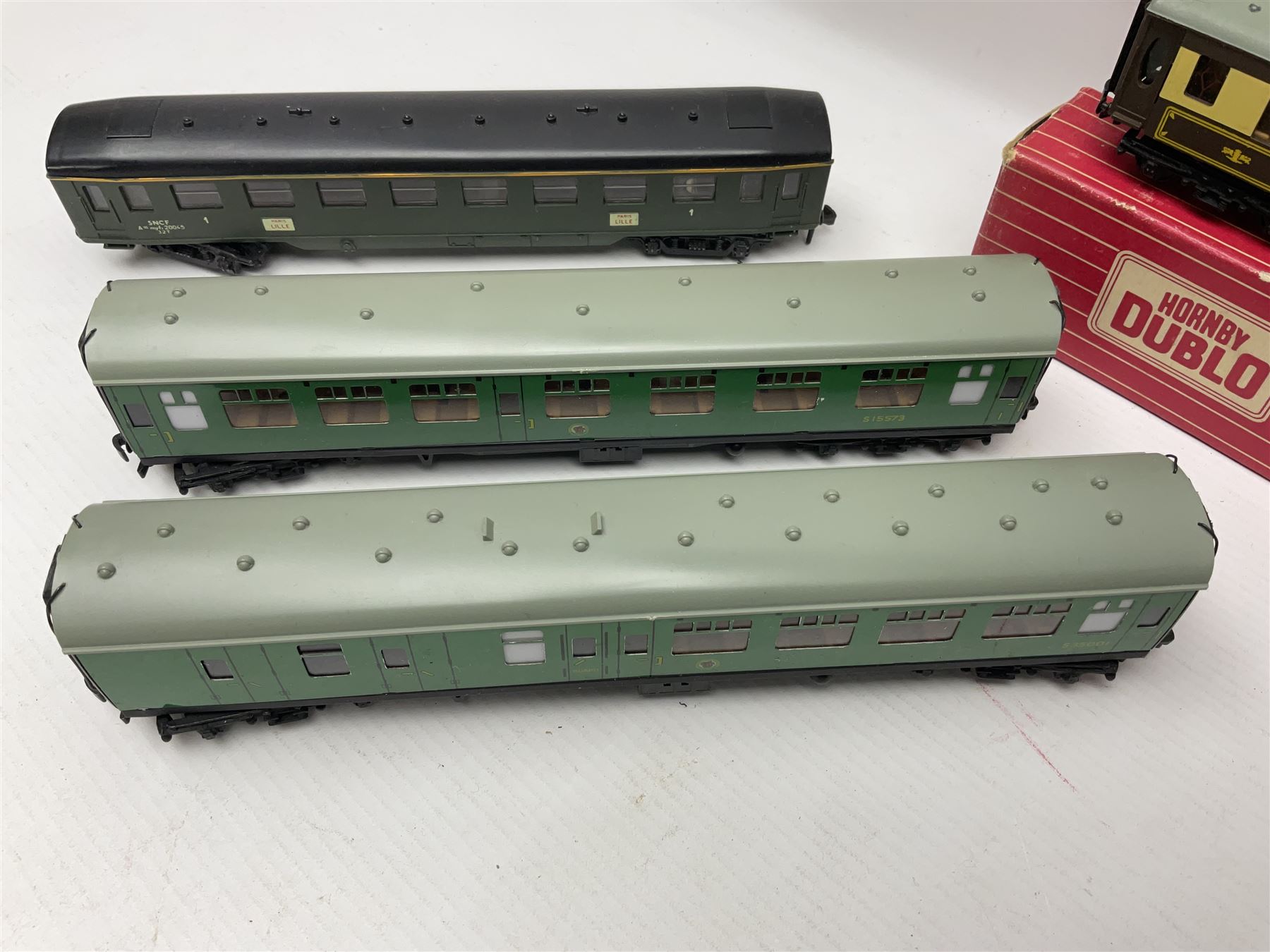 Hornby Dublo - ten passenger coaches including two Southern and four maroon BR Mk.I Passenger Coache - Image 10 of 13