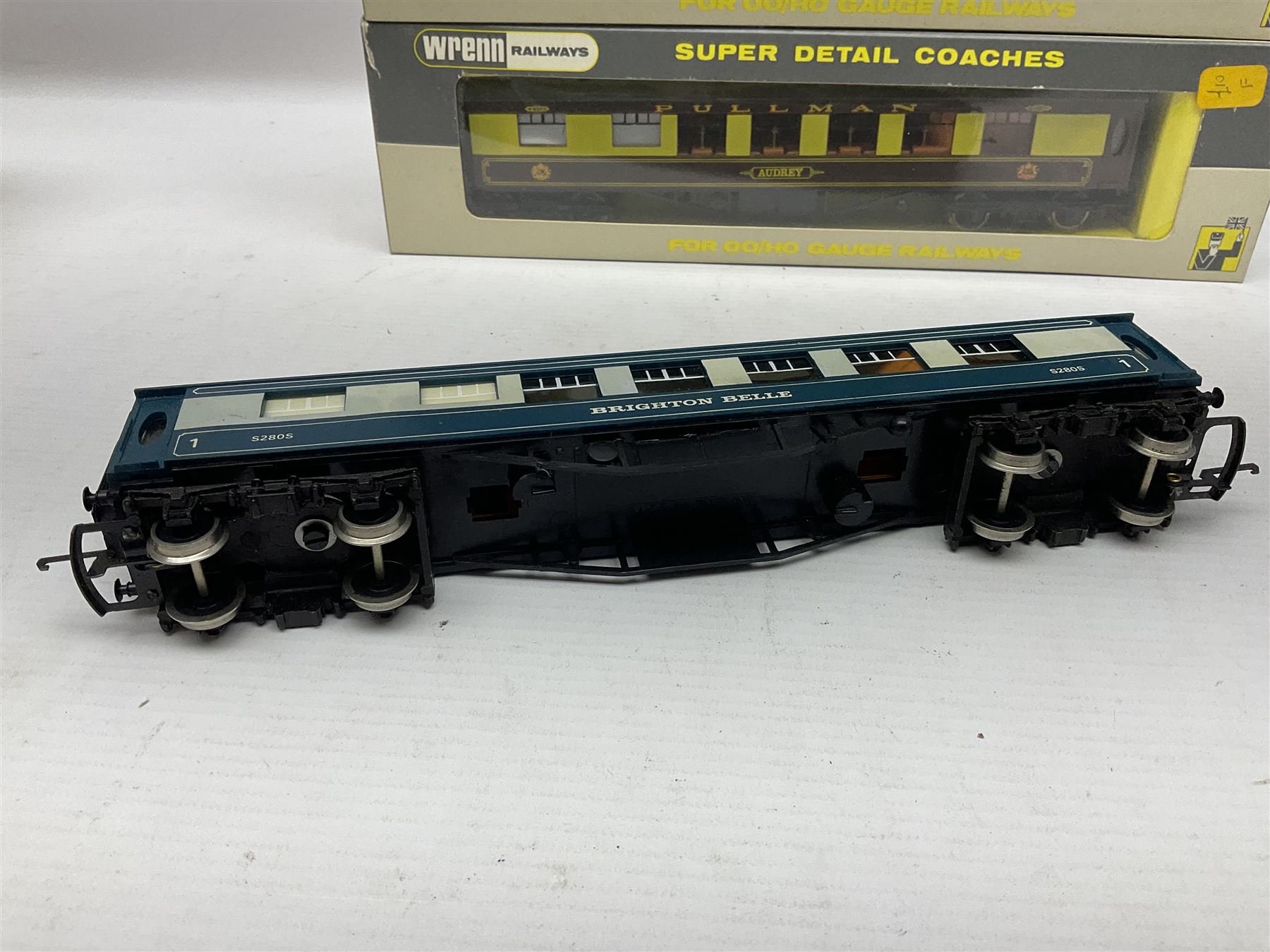 Wrenn '00' gauge - three Pullman passenger coaches 'Vera' - Image 5 of 8