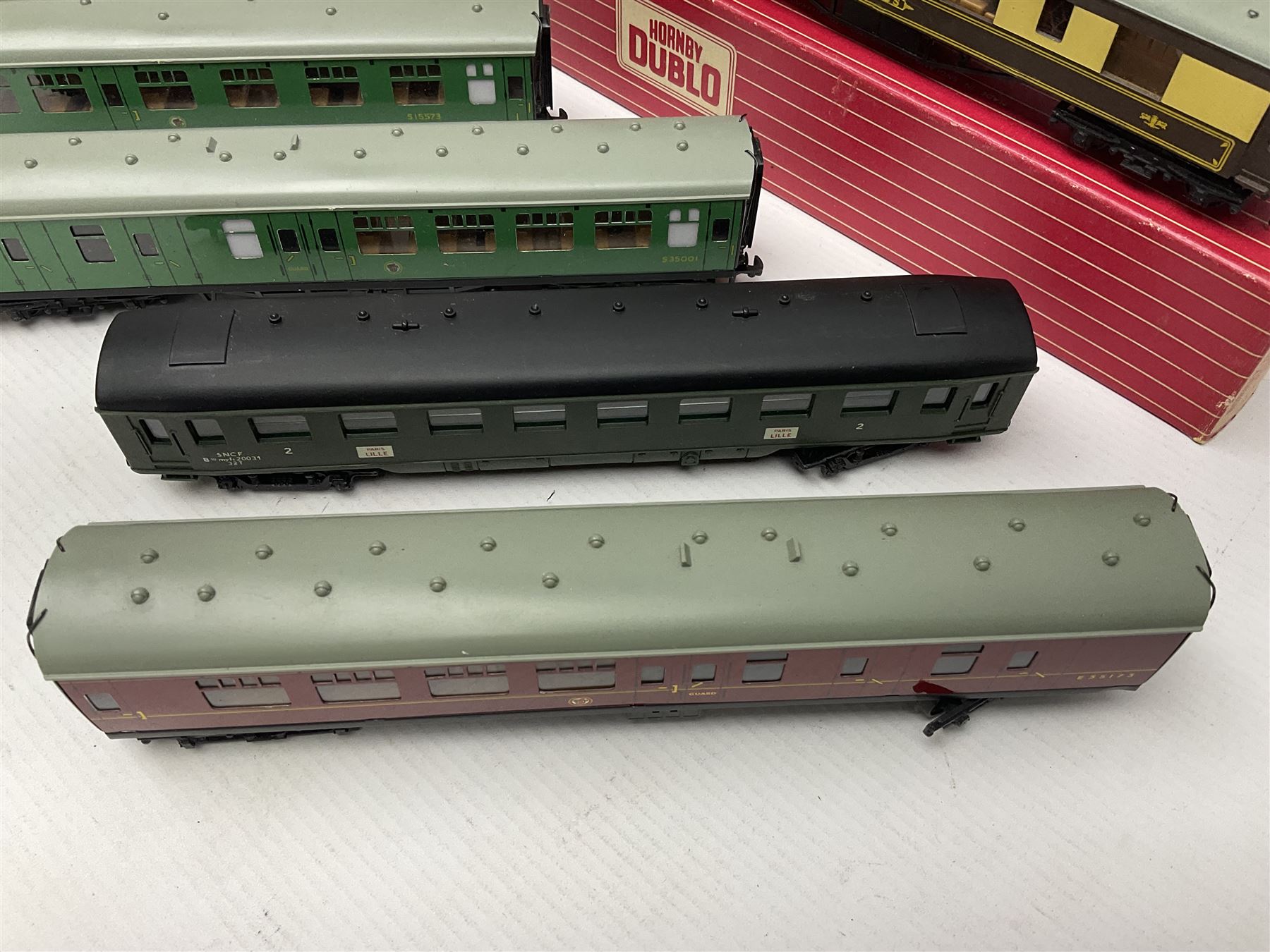 Hornby Dublo - ten passenger coaches including two Southern and four maroon BR Mk.I Passenger Coache - Image 8 of 13