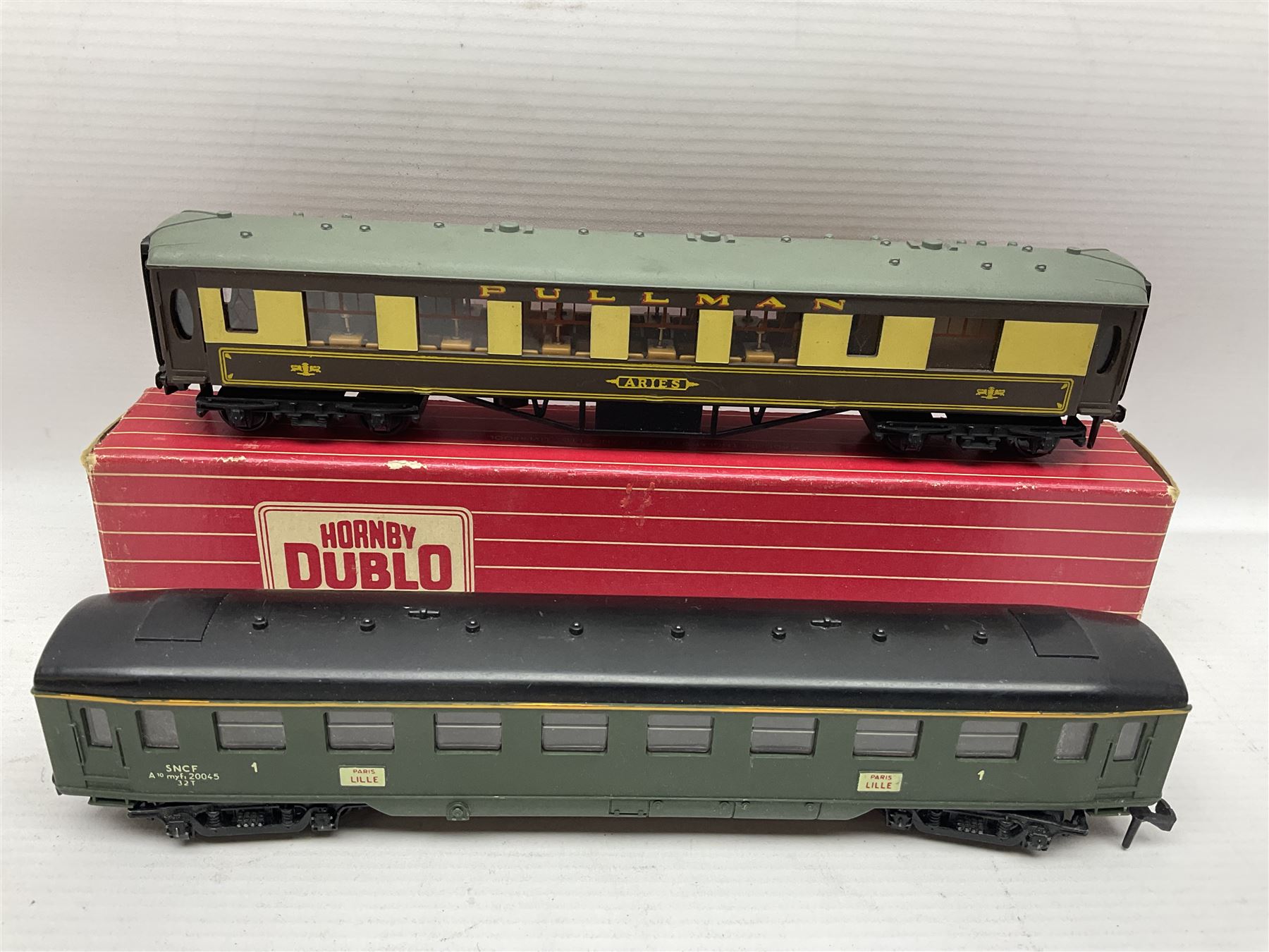 Hornby Dublo - ten passenger coaches including two Southern and four maroon BR Mk.I Passenger Coache - Image 12 of 13