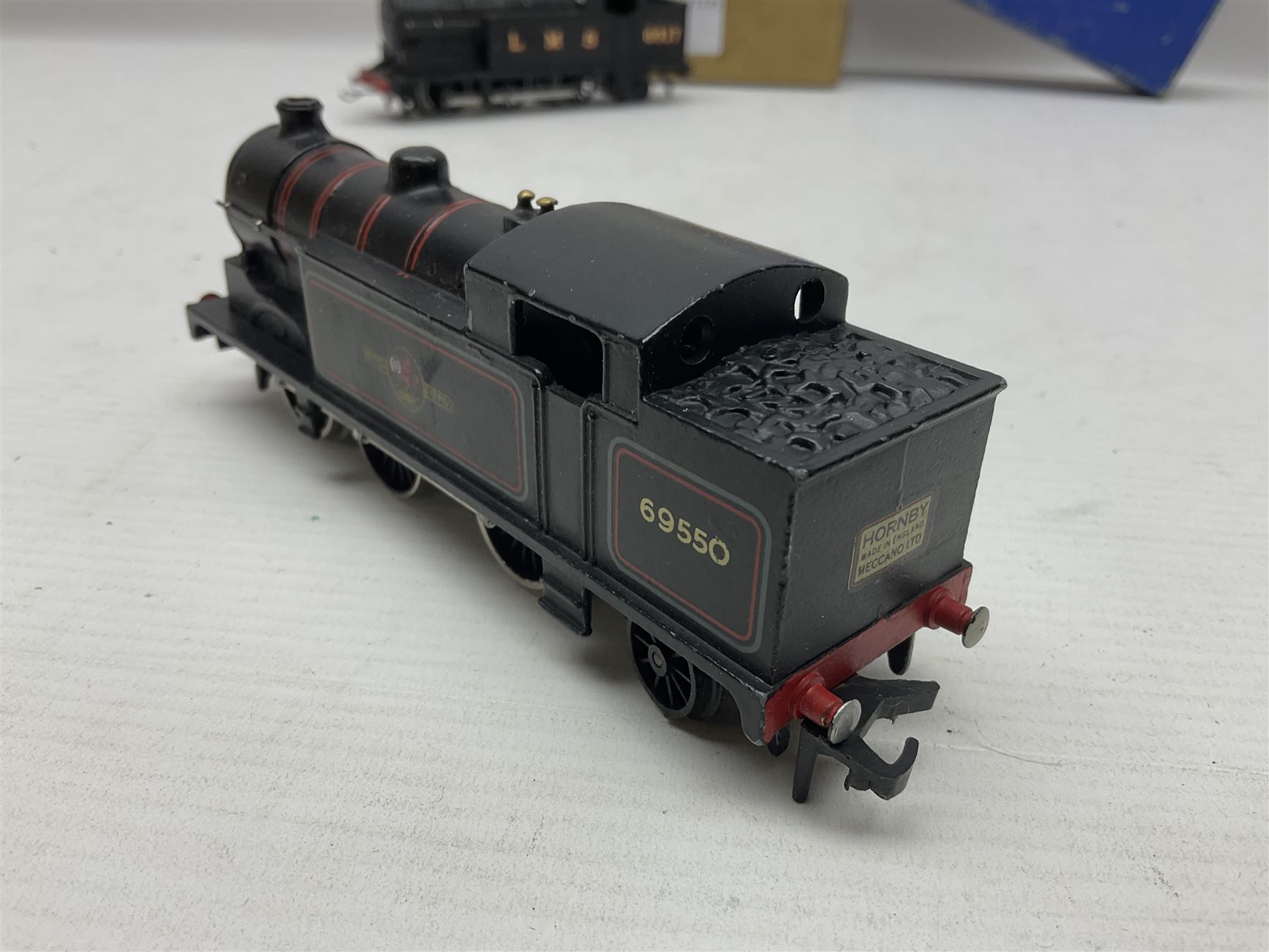 Hornby Dublo - 3-rail - Class N2 0-6-2 locomotive No.9596 in LNER green; and Class N2 0-6-2 tank lo - Image 6 of 12