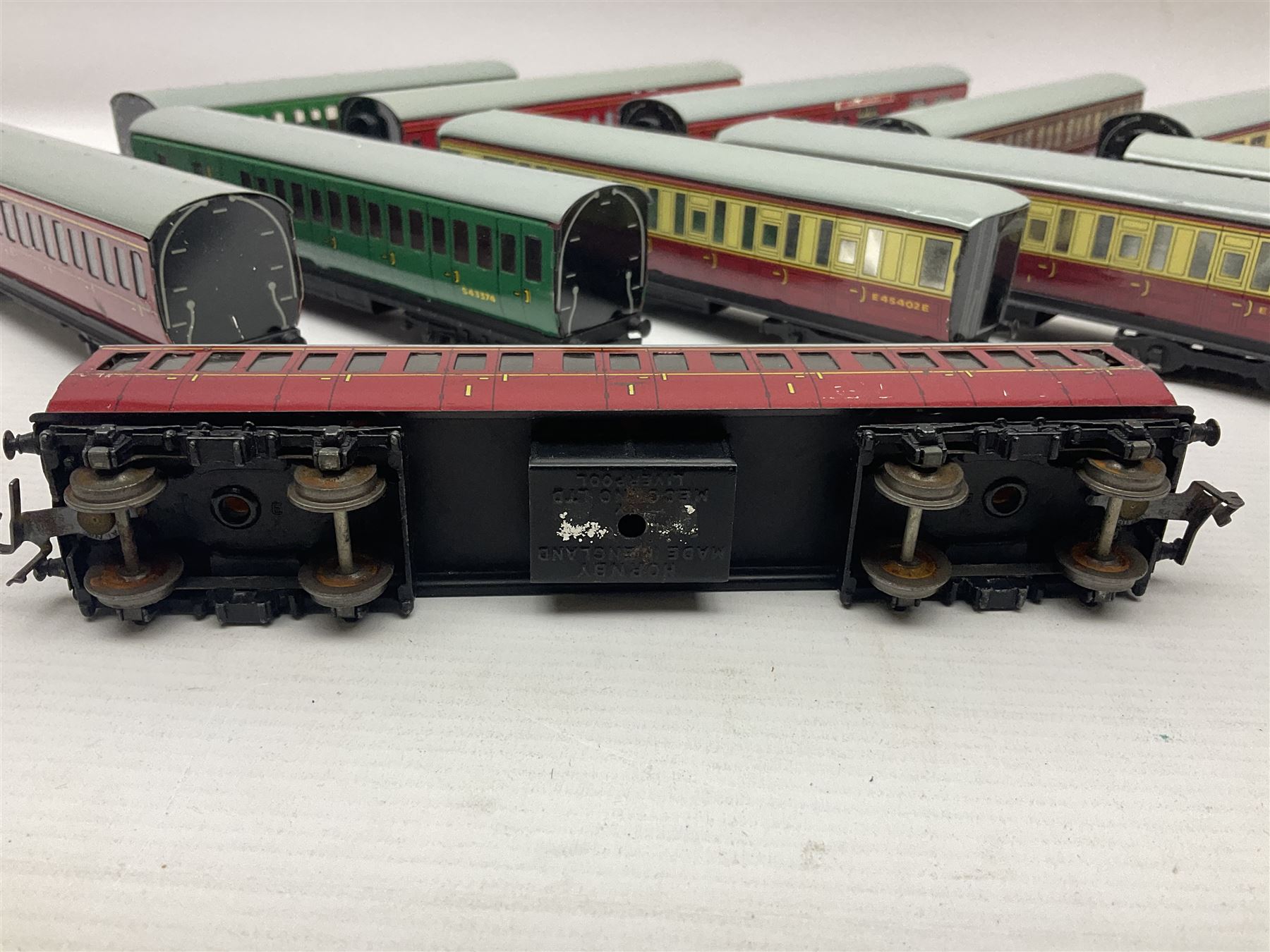 Hornby Dublo - fourteen passenger coaches including Southern Suburban Stock - Image 5 of 17