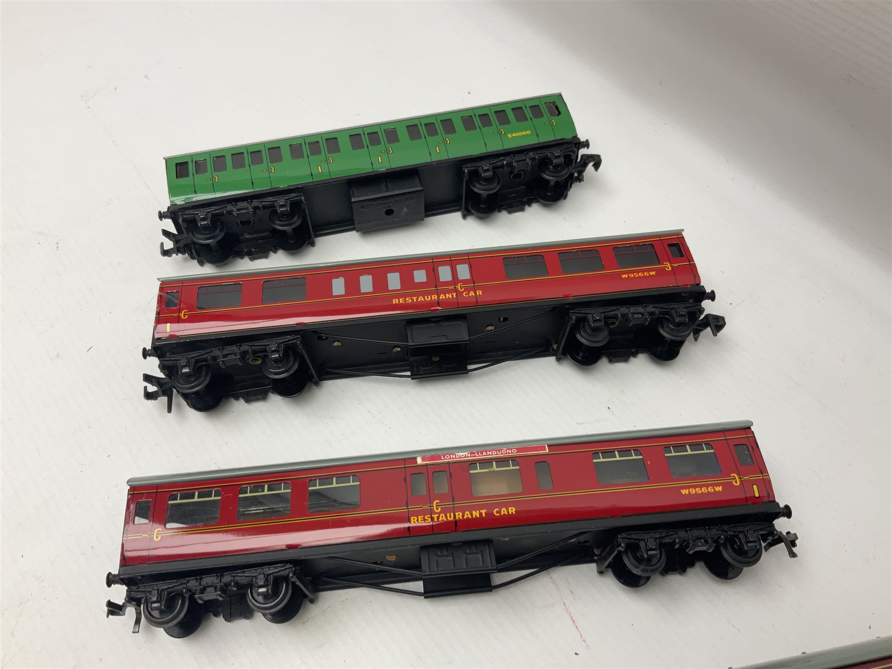 Hornby Dublo - fourteen passenger coaches including Southern Suburban Stock - Image 17 of 17