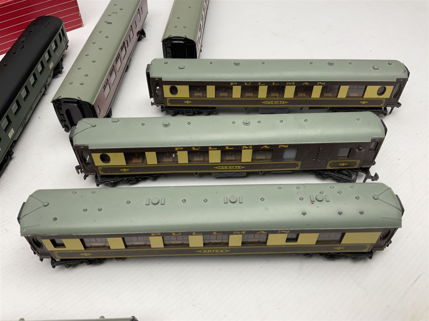 Hornby Dublo - ten passenger coaches including two Southern and four maroon BR Mk.I Passenger Coache - Image 4 of 13