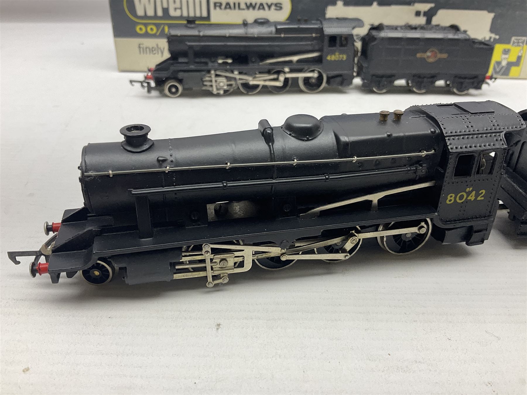 Wrenn '00' gauge - two Class 8F 2-8-0 locomotives - No.48073 in BR Plain Black; boxed; and No.8042 i - Image 7 of 21