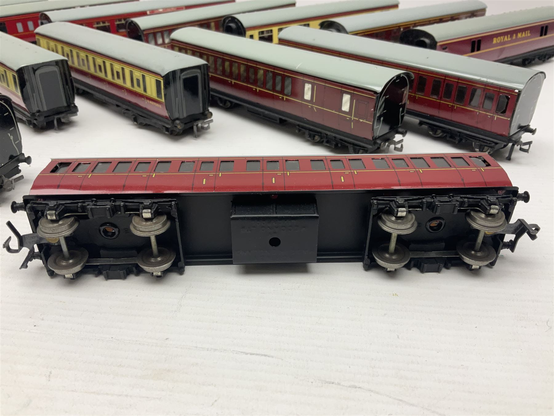 Hornby Dublo - fourteen passenger coaches including Southern Suburban Stock - Image 2 of 17