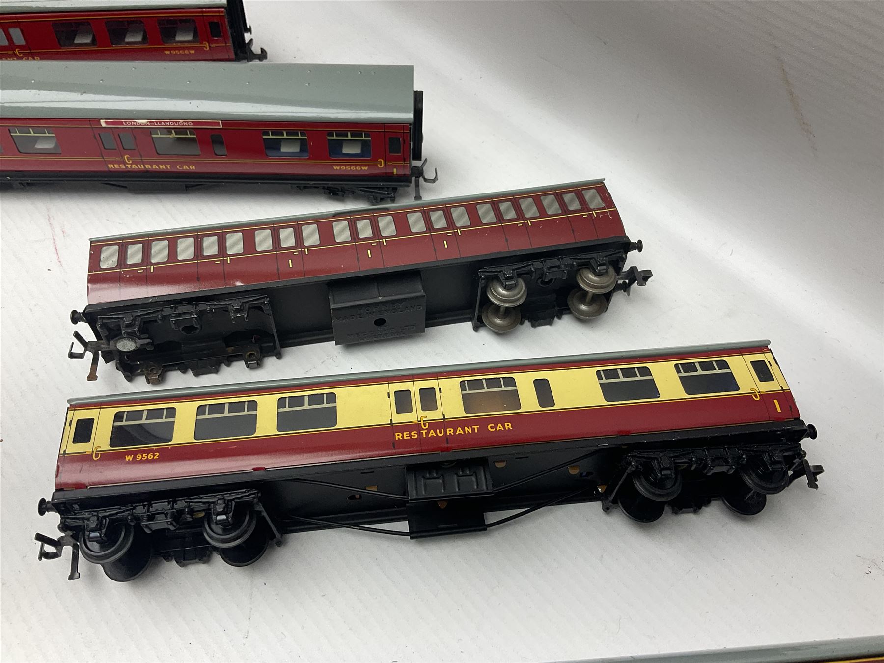 Hornby Dublo - fourteen passenger coaches including Southern Suburban Stock - Image 14 of 17