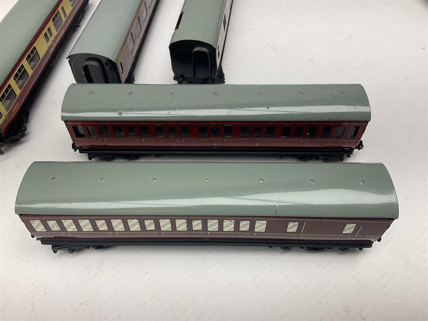 Hornby Dublo - fourteen passenger coaches including Southern Suburban Stock - Image 9 of 17