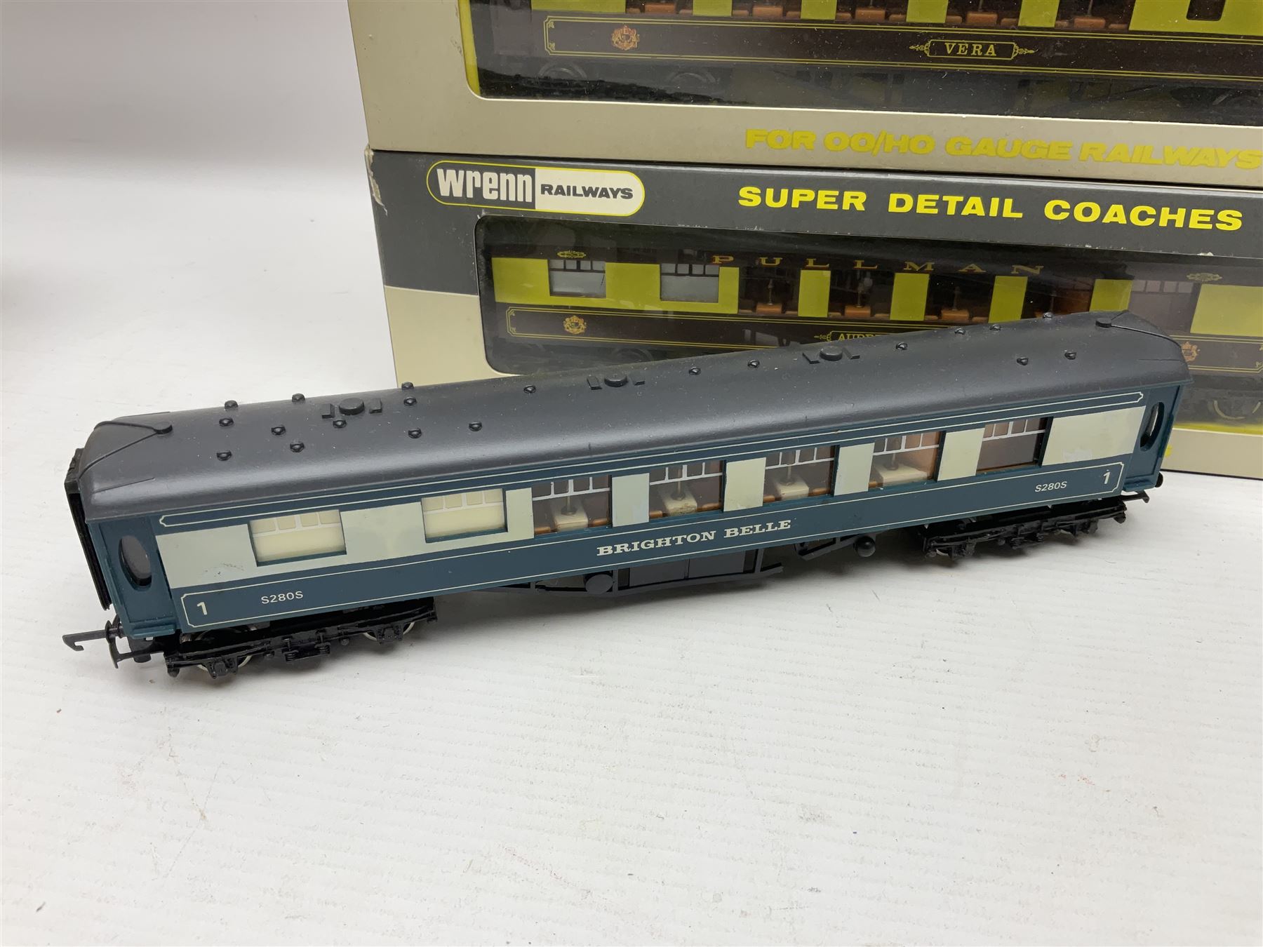 Wrenn '00' gauge - three Pullman passenger coaches 'Vera' - Image 4 of 8