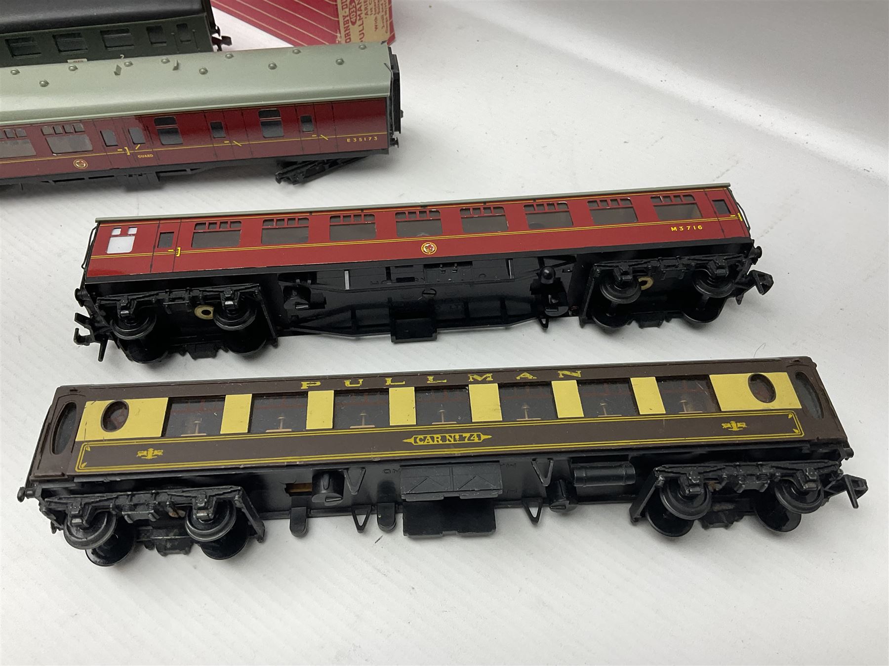 Hornby Dublo - ten passenger coaches including two Southern and four maroon BR Mk.I Passenger Coache - Image 7 of 13