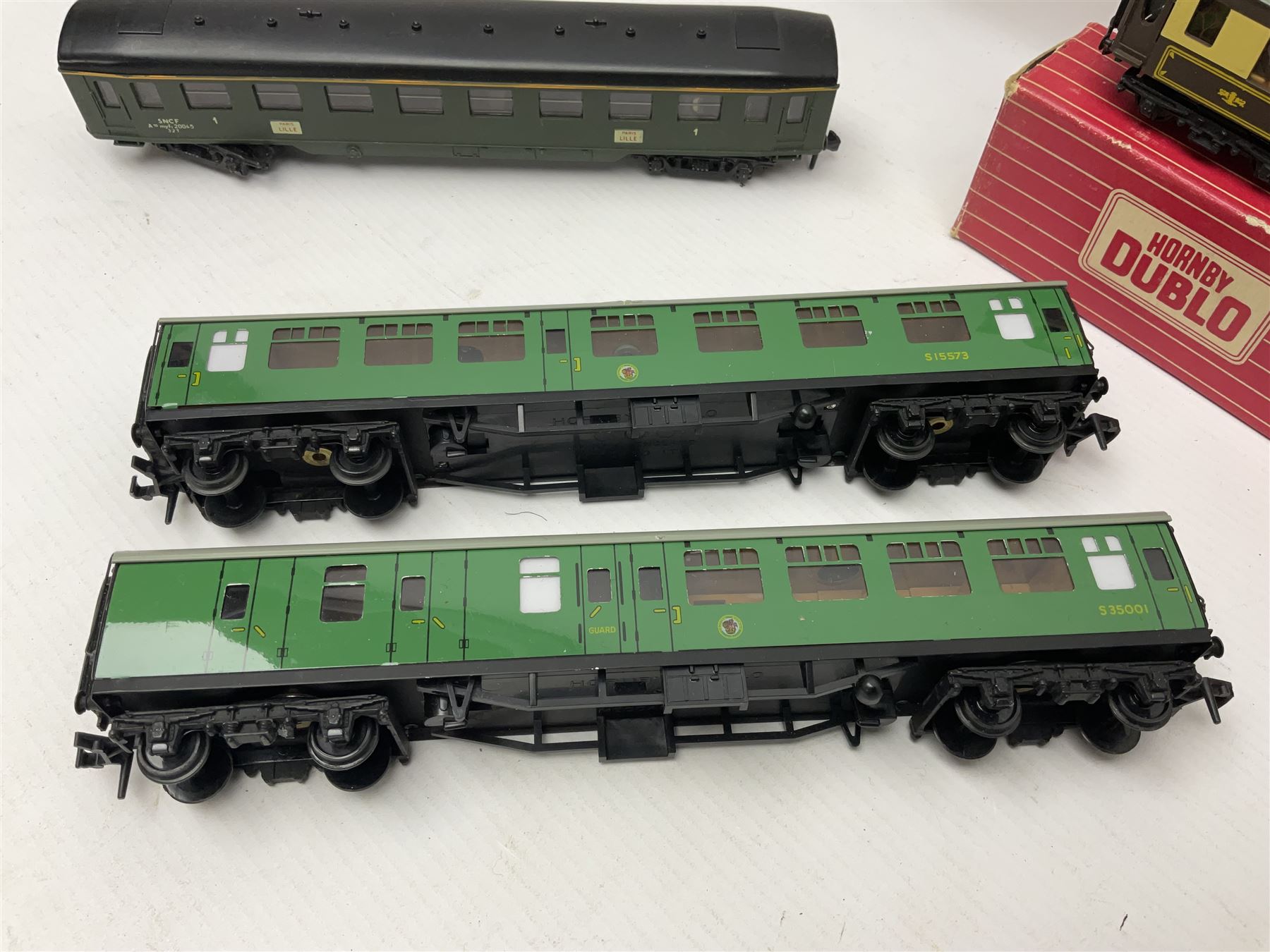 Hornby Dublo - ten passenger coaches including two Southern and four maroon BR Mk.I Passenger Coache - Image 11 of 13