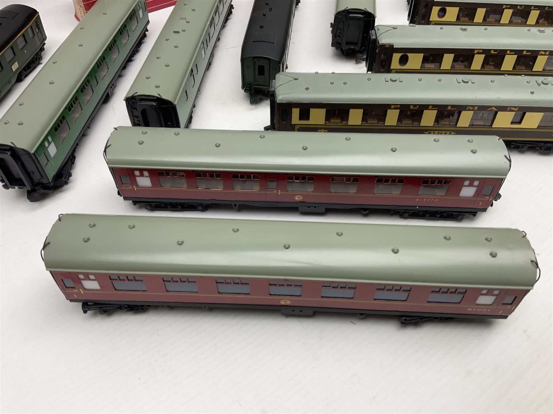 Hornby Dublo - ten passenger coaches including two Southern and four maroon BR Mk.I Passenger Coache - Image 2 of 13