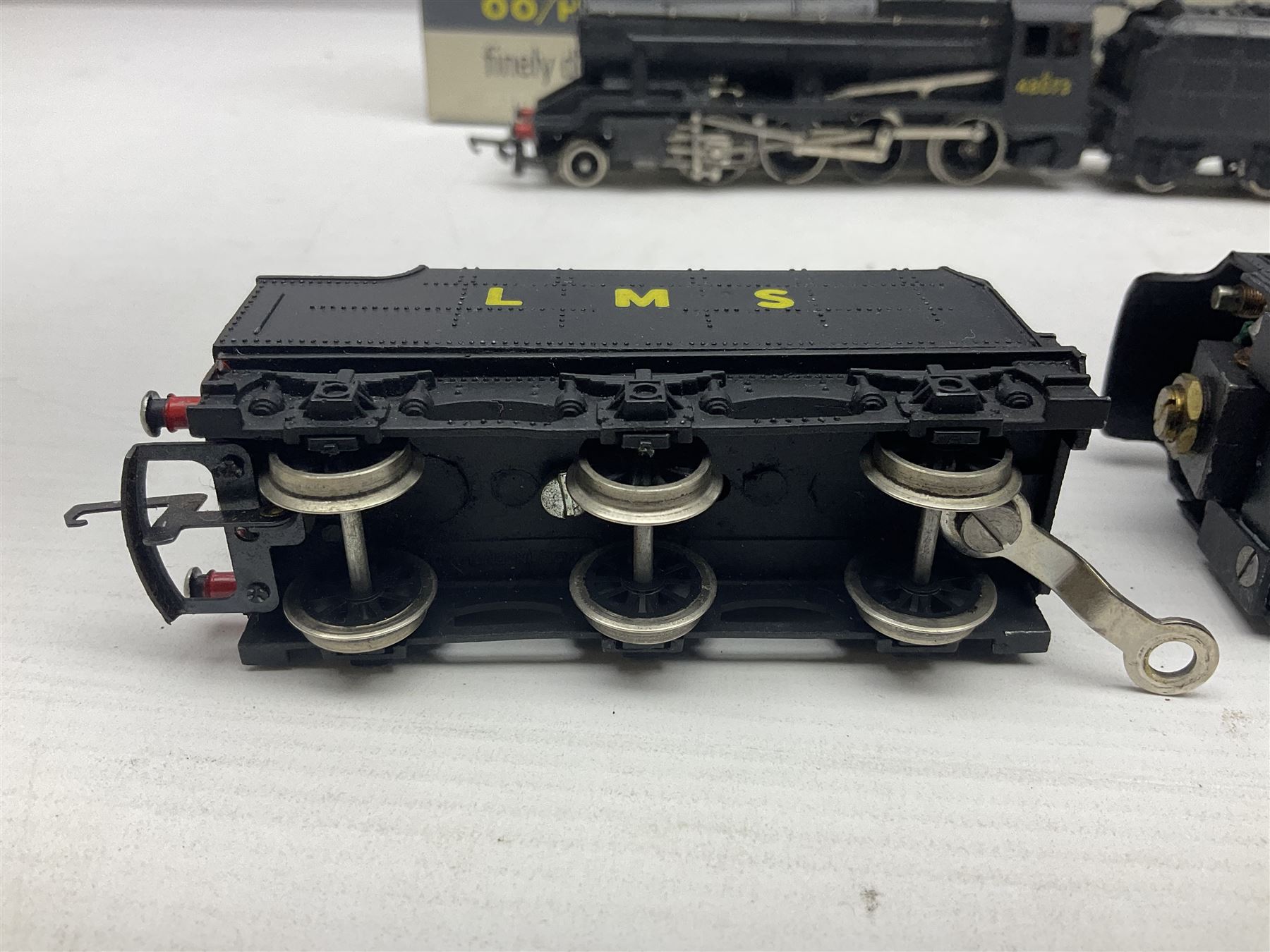 Wrenn '00' gauge - two Class 8F 2-8-0 locomotives - No.48073 in BR Plain Black; boxed; and No.8042 i - Image 12 of 21