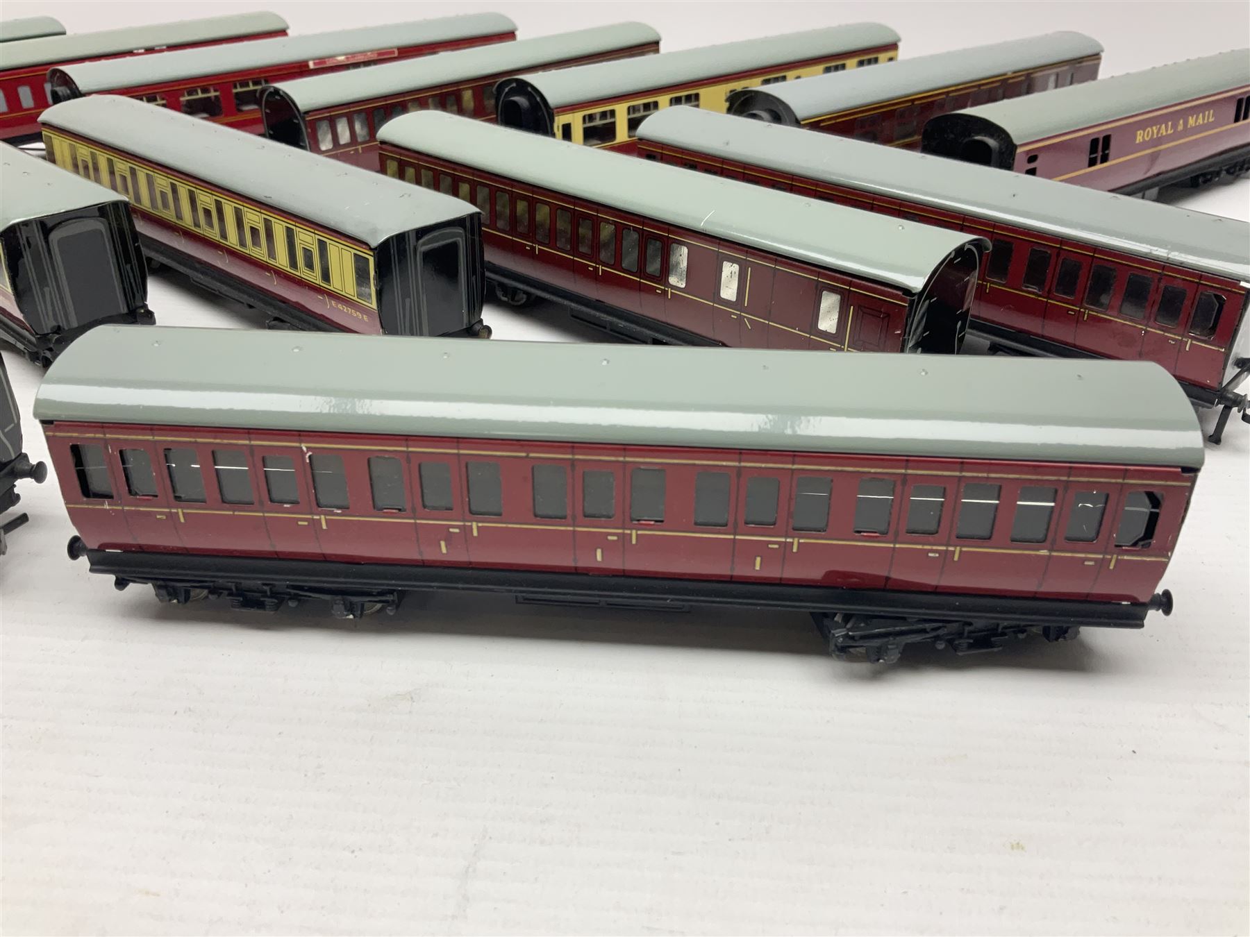 Hornby Dublo - fourteen passenger coaches including Southern Suburban Stock - Image 3 of 17