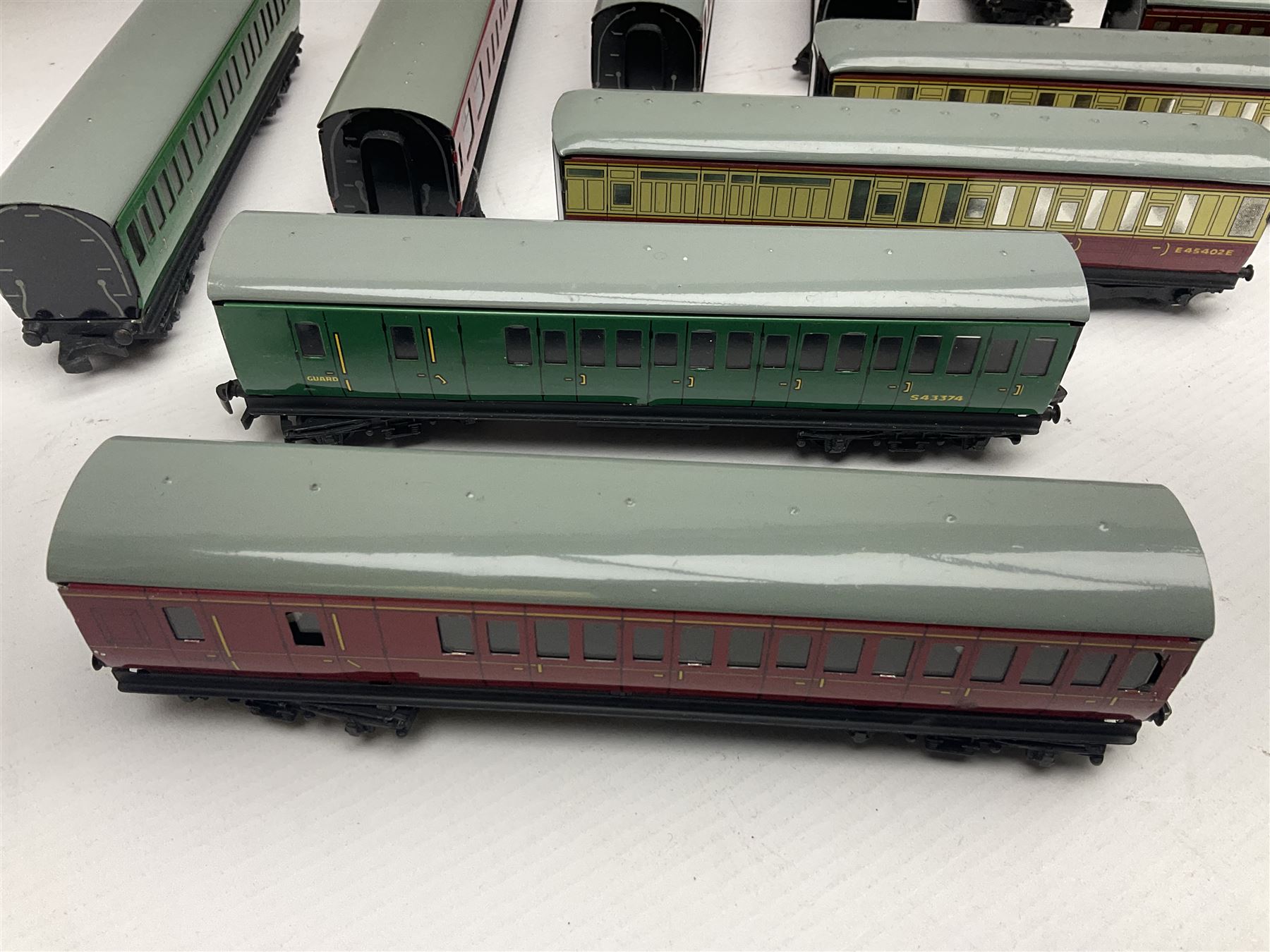 Hornby Dublo - fourteen passenger coaches including Southern Suburban Stock - Image 6 of 17