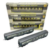 Wrenn '00' gauge - three Pullman passenger coaches 'Vera'