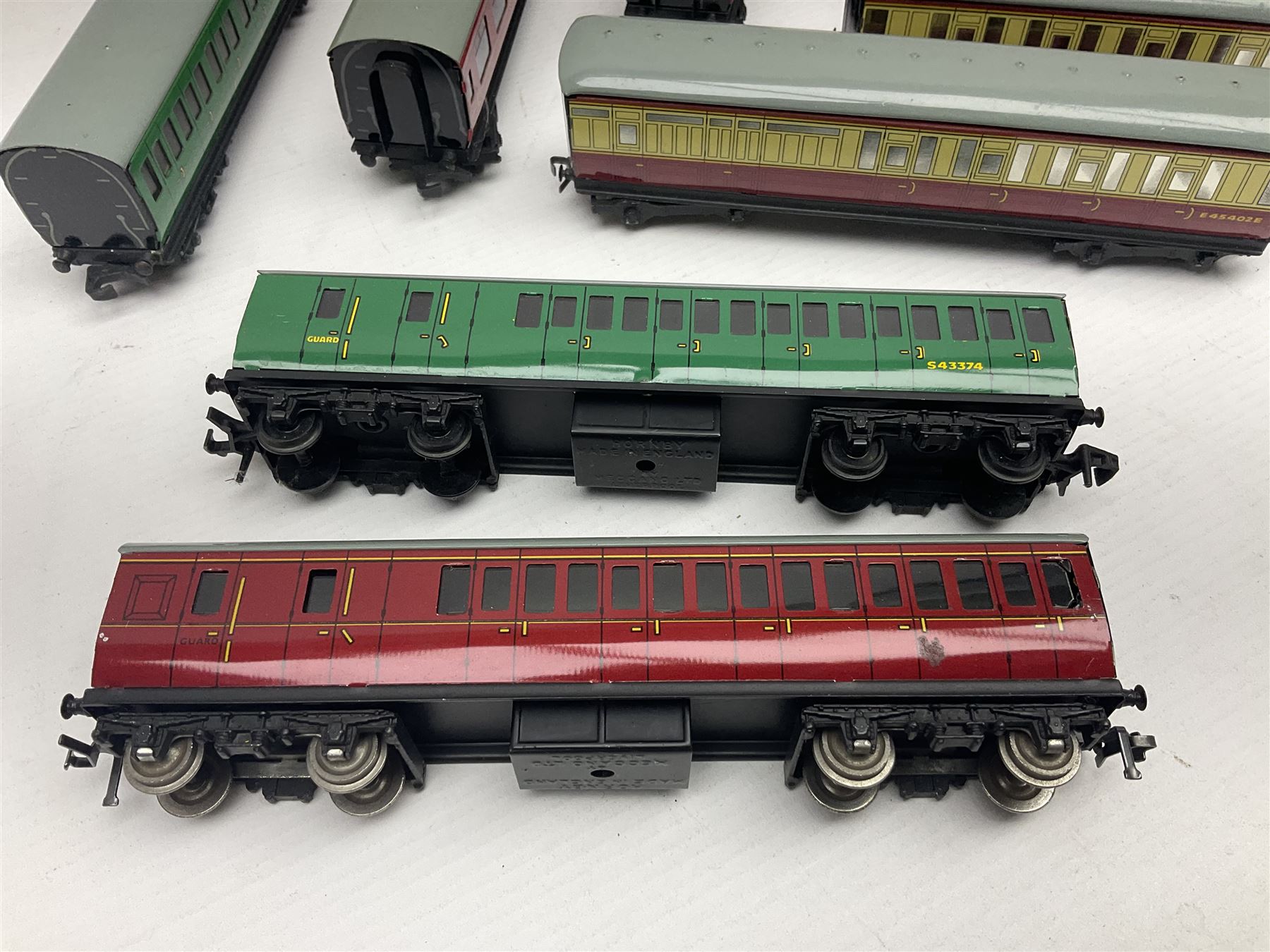 Hornby Dublo - fourteen passenger coaches including Southern Suburban Stock - Image 7 of 17