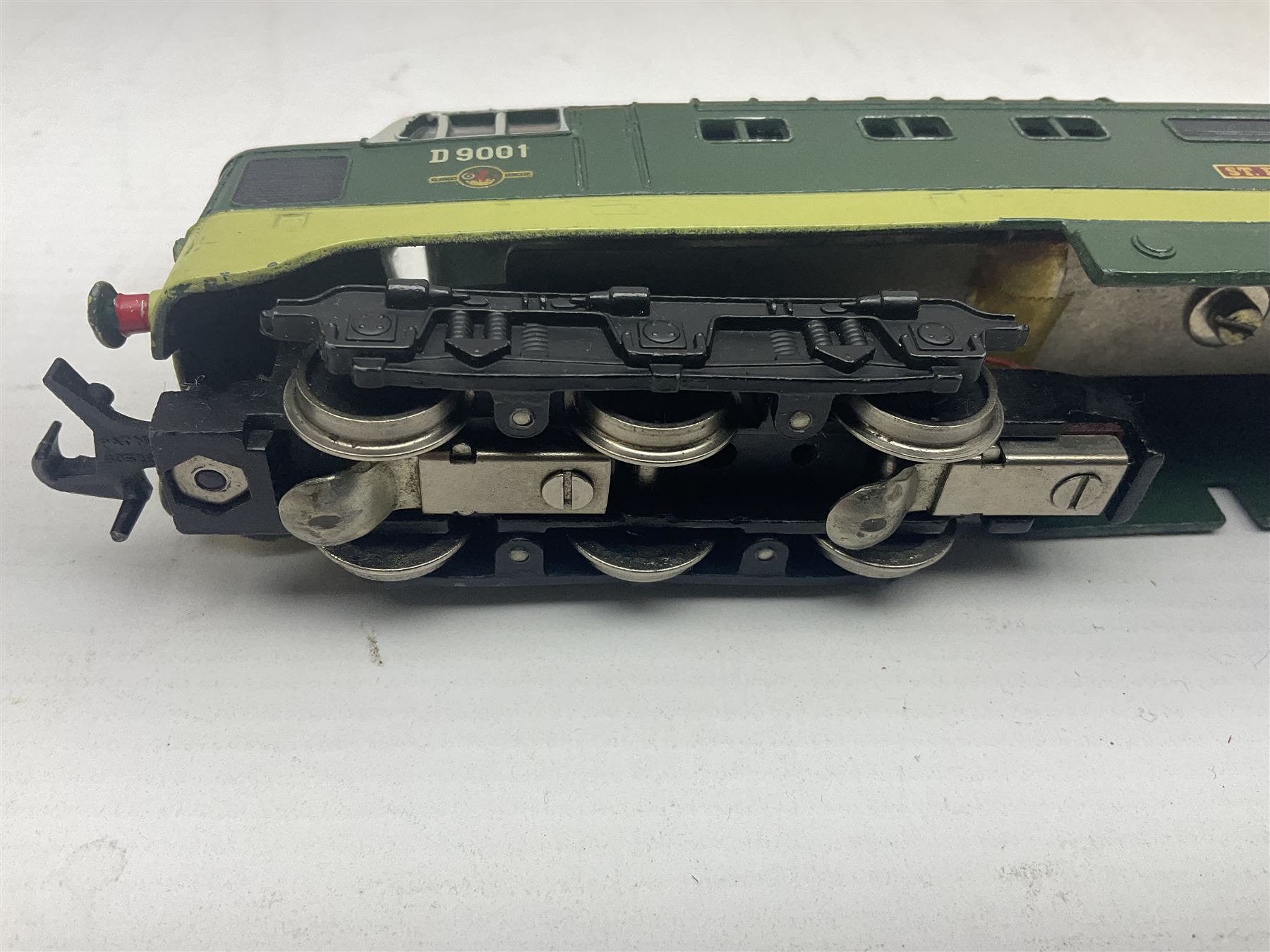 Hornby Dublo - 3-rail 3234 Deltic Type Diesel Co-Co locomotive 'St. Paddy' No.D9001 in BR two-tone g - Image 9 of 11