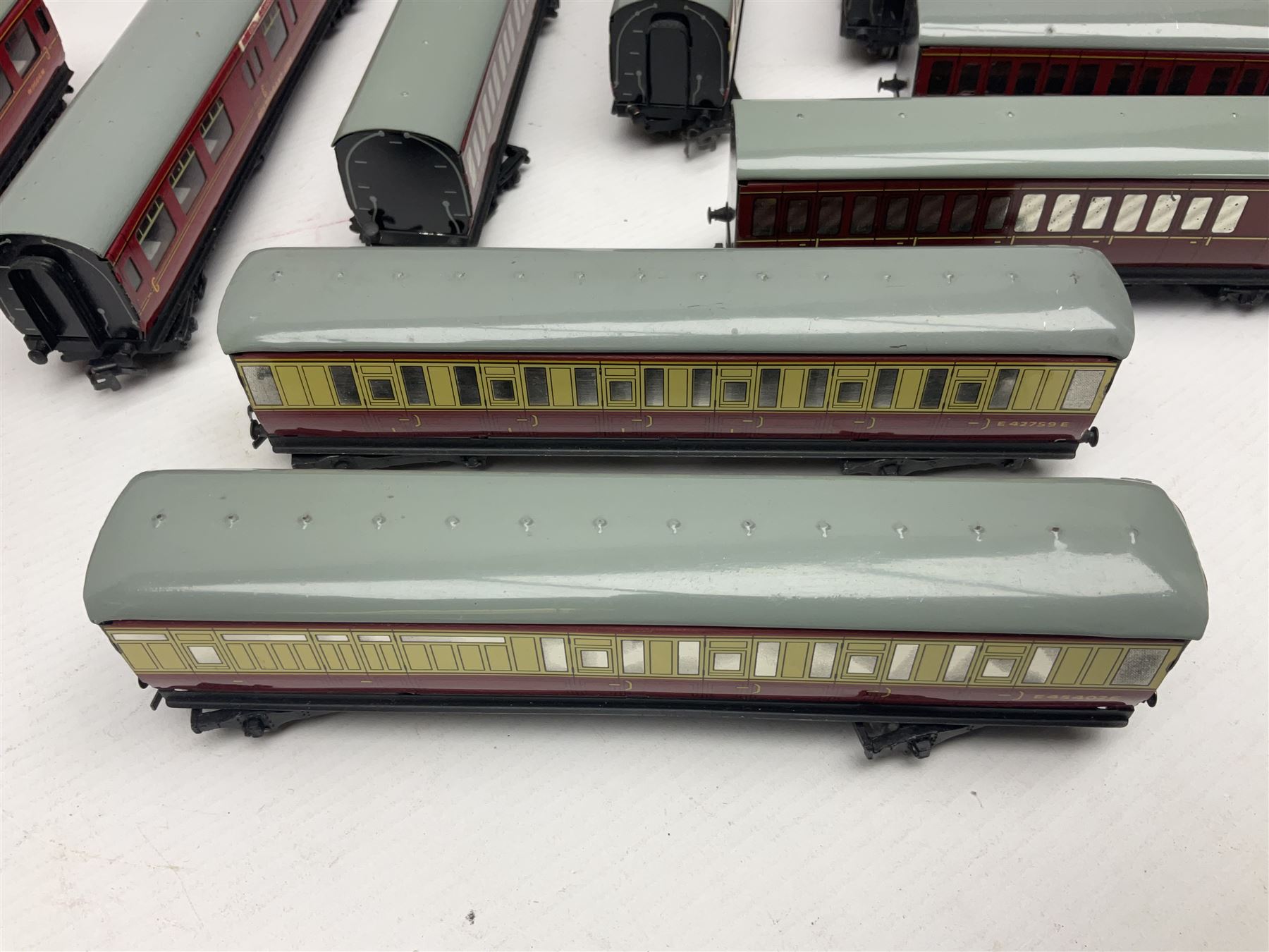 Hornby Dublo - fourteen passenger coaches including Southern Suburban Stock - Image 10 of 17