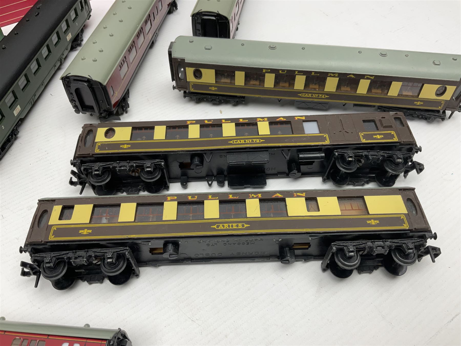 Hornby Dublo - ten passenger coaches including two Southern and four maroon BR Mk.I Passenger Coache - Image 5 of 13