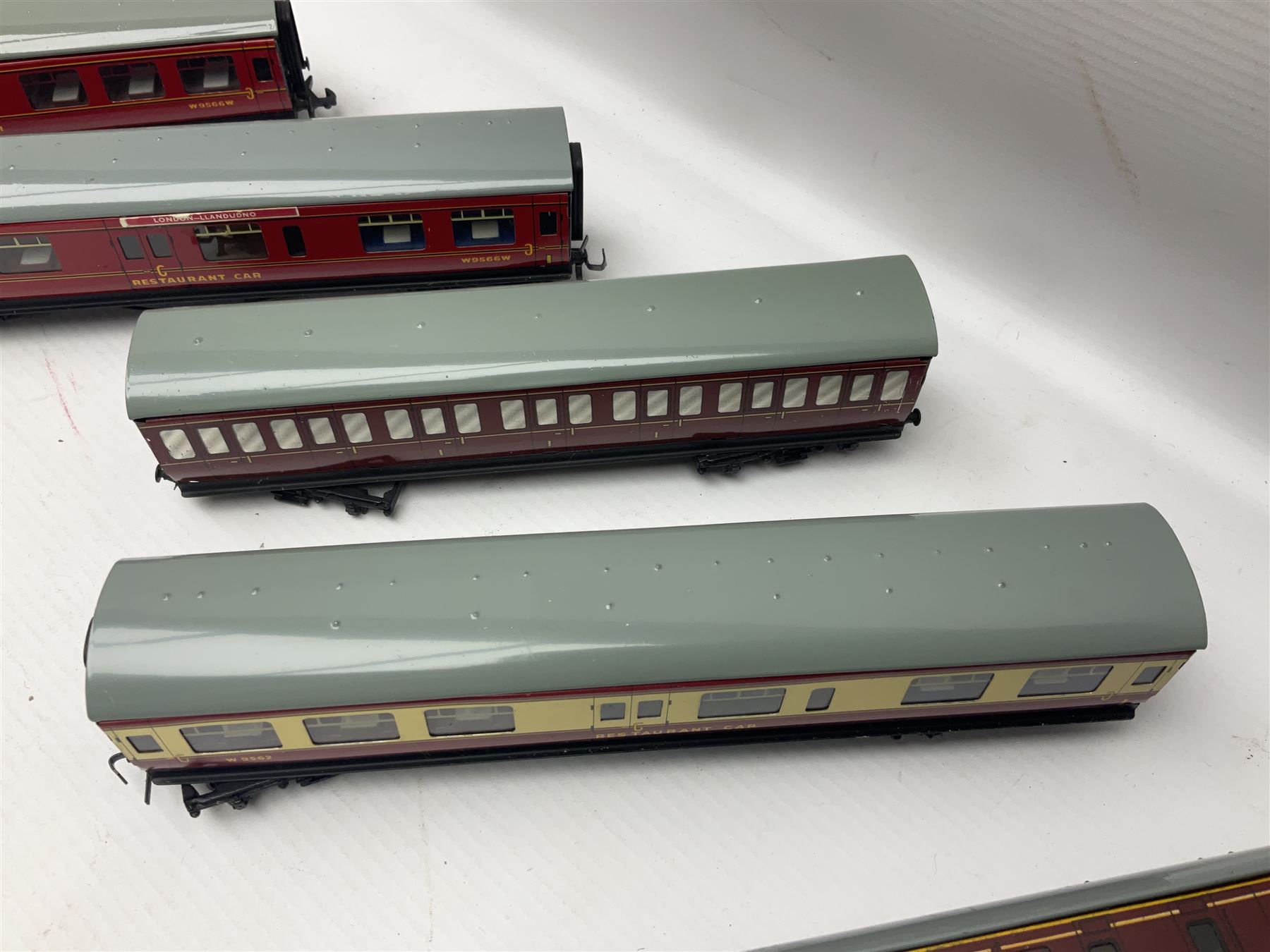 Hornby Dublo - fourteen passenger coaches including Southern Suburban Stock - Image 16 of 17