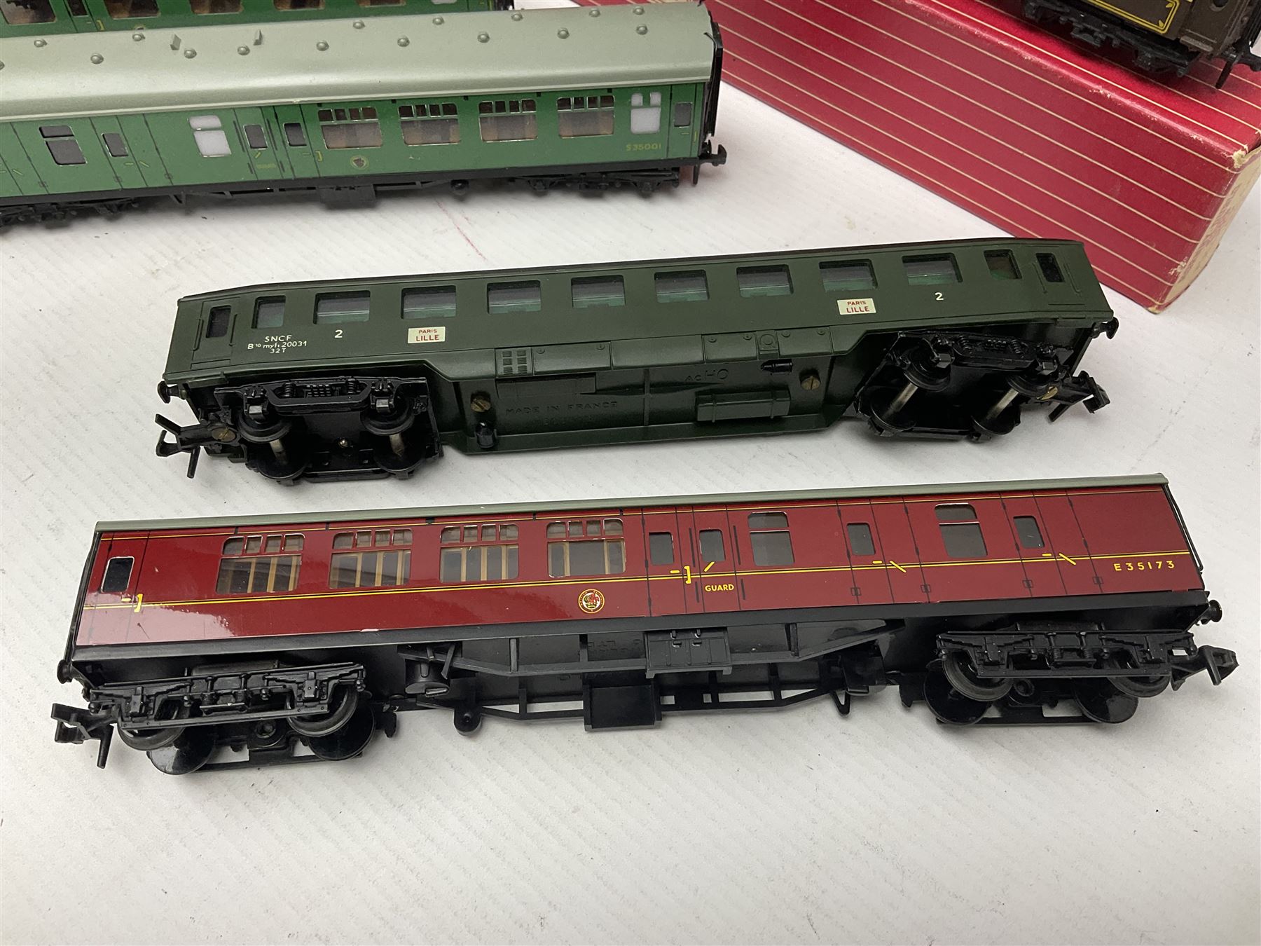 Hornby Dublo - ten passenger coaches including two Southern and four maroon BR Mk.I Passenger Coache - Image 9 of 13