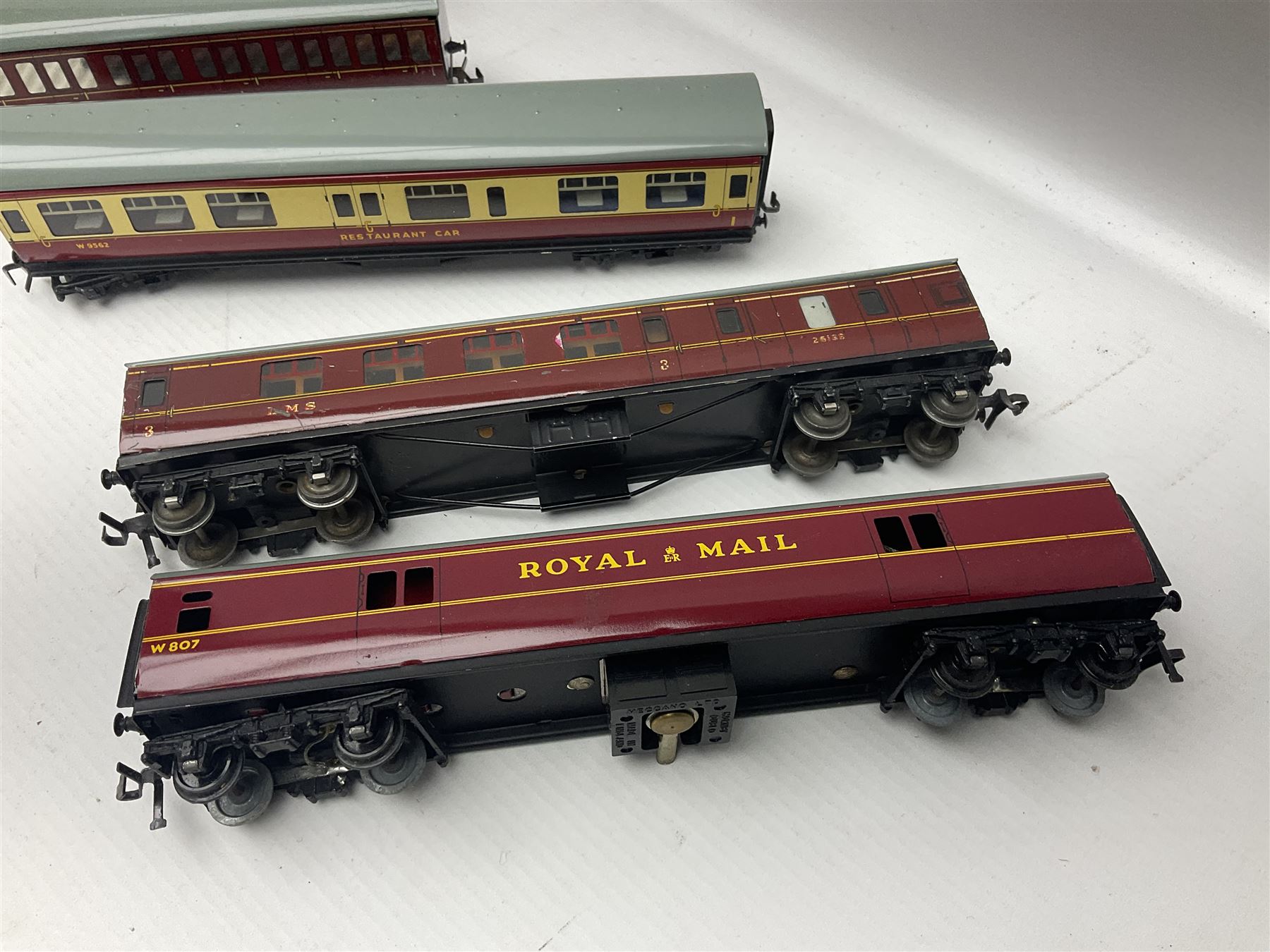 Hornby Dublo - fourteen passenger coaches including Southern Suburban Stock - Image 13 of 17