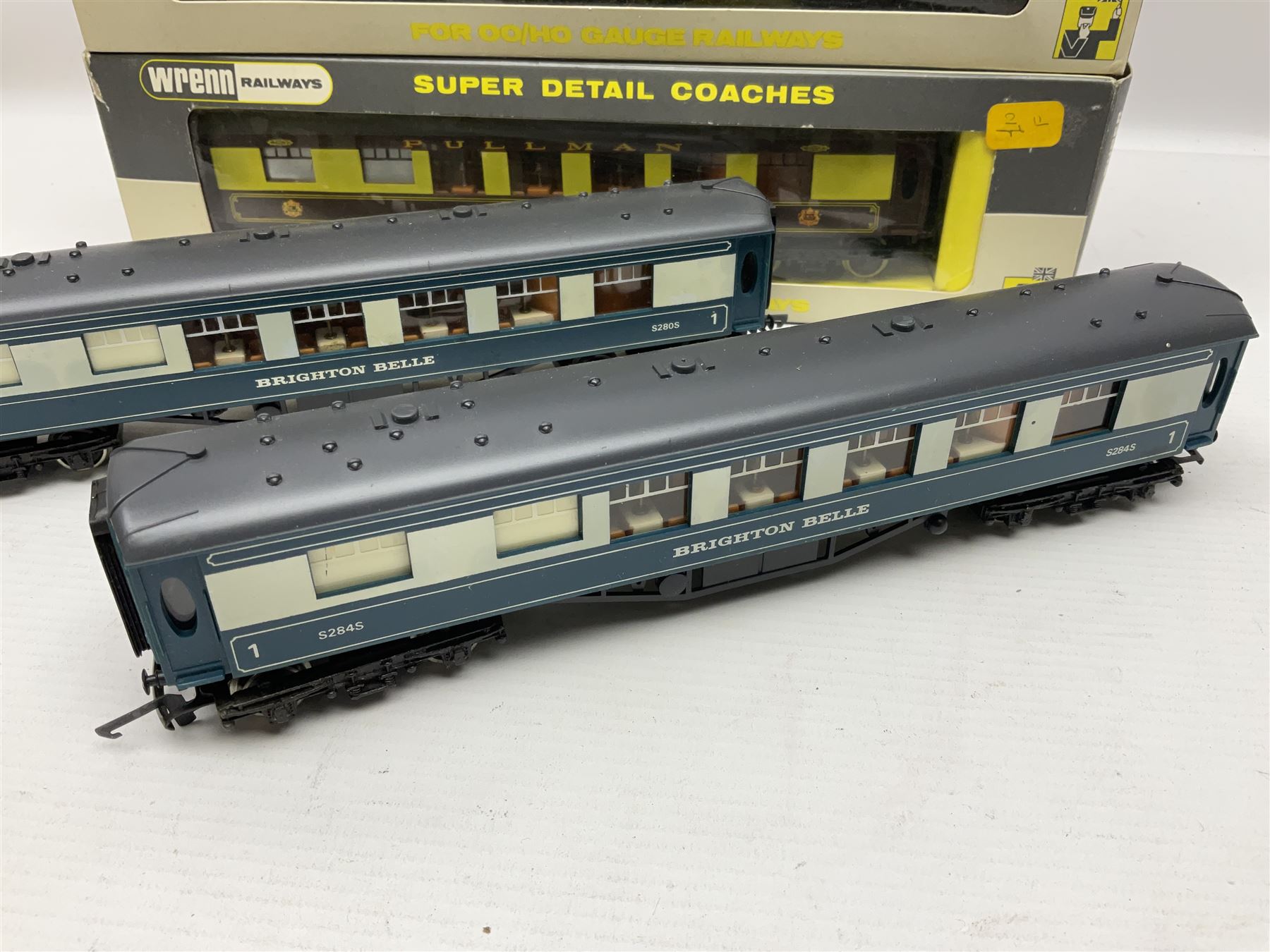 Wrenn '00' gauge - three Pullman passenger coaches 'Vera' - Image 2 of 8