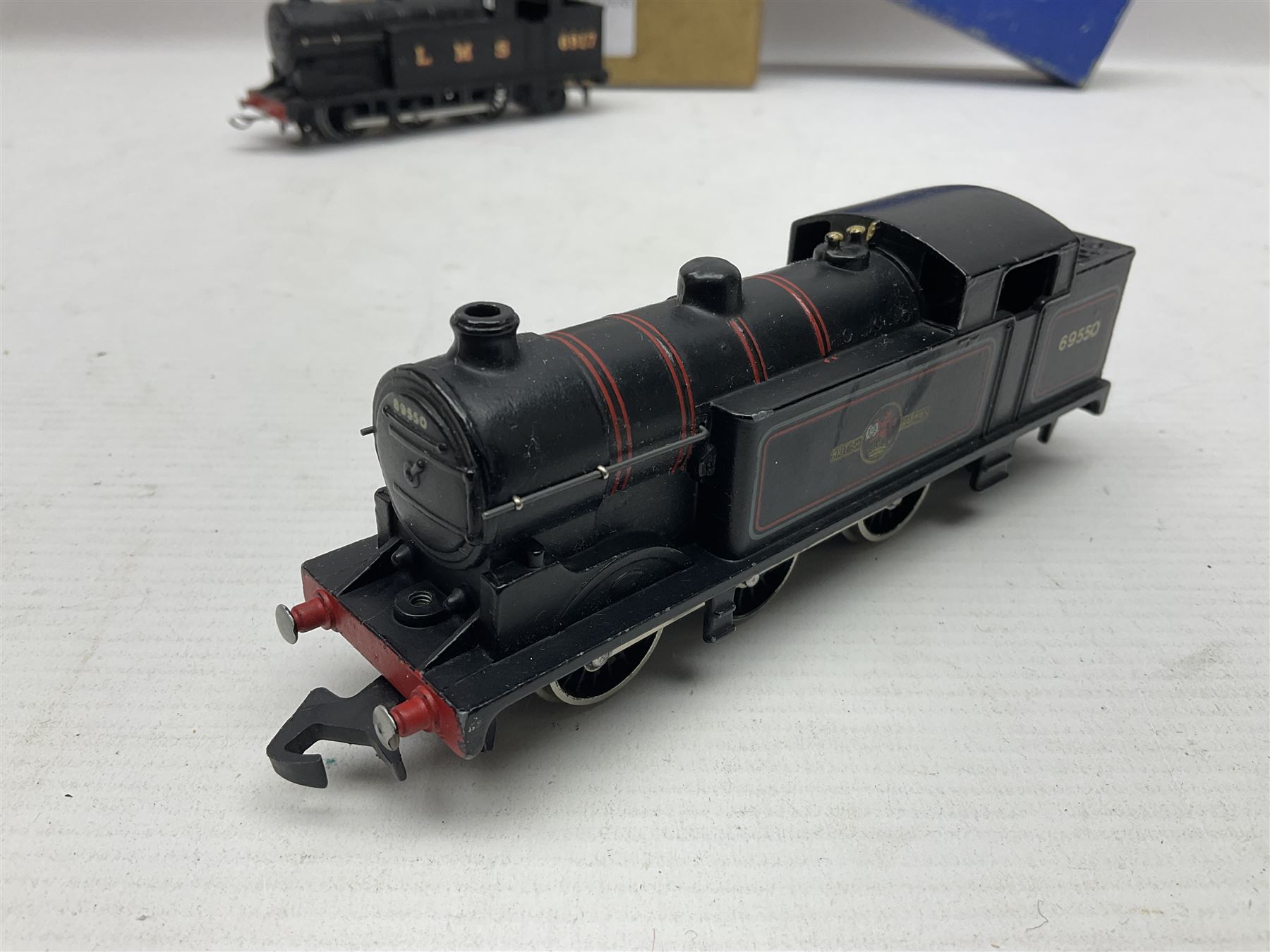 Hornby Dublo - 3-rail - Class N2 0-6-2 locomotive No.9596 in LNER green; and Class N2 0-6-2 tank lo - Image 5 of 12