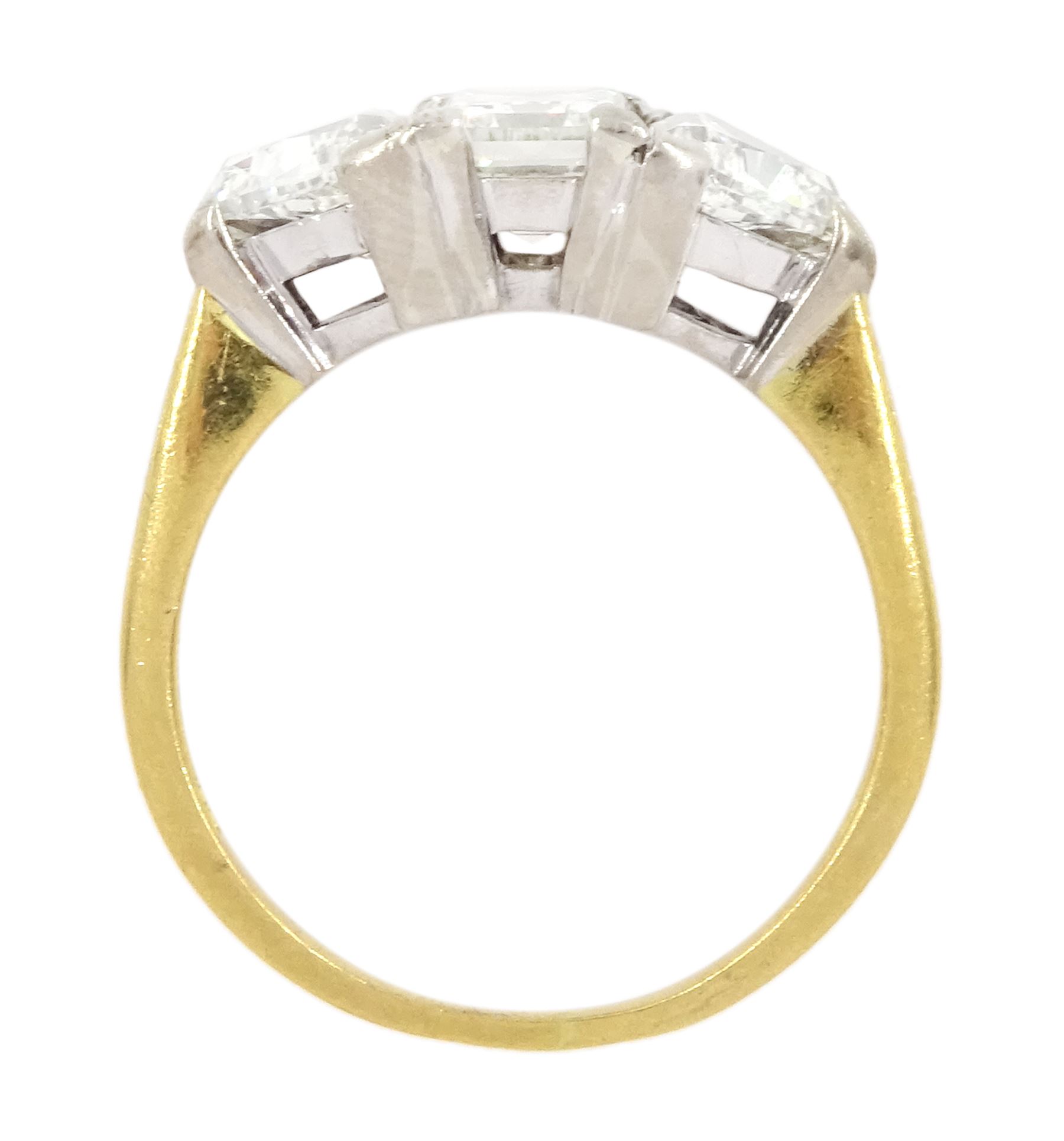 18ct gold three stone emerald cut and trillion cut diamond ring - Image 4 of 4