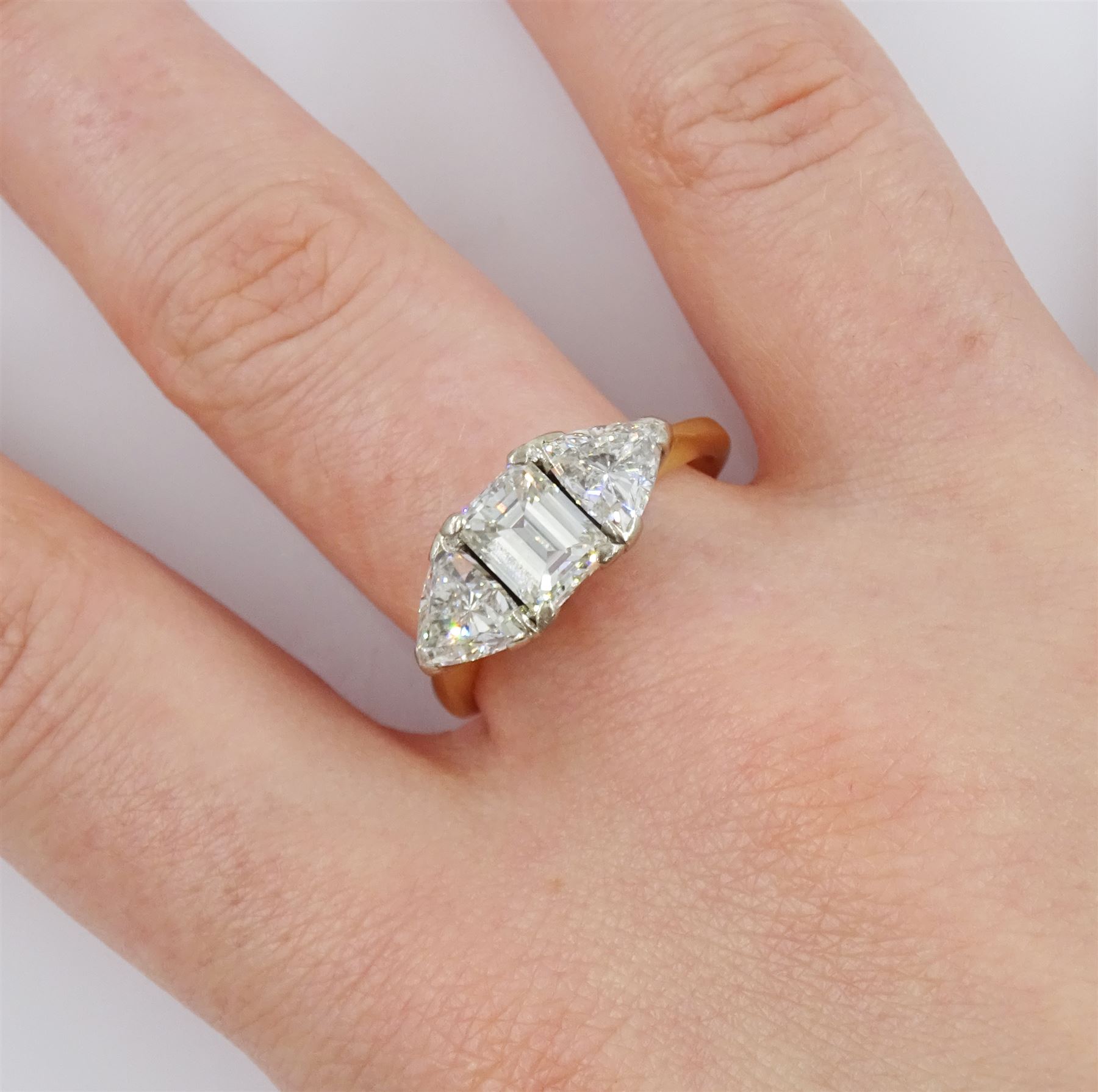 18ct gold three stone emerald cut and trillion cut diamond ring - Image 2 of 4