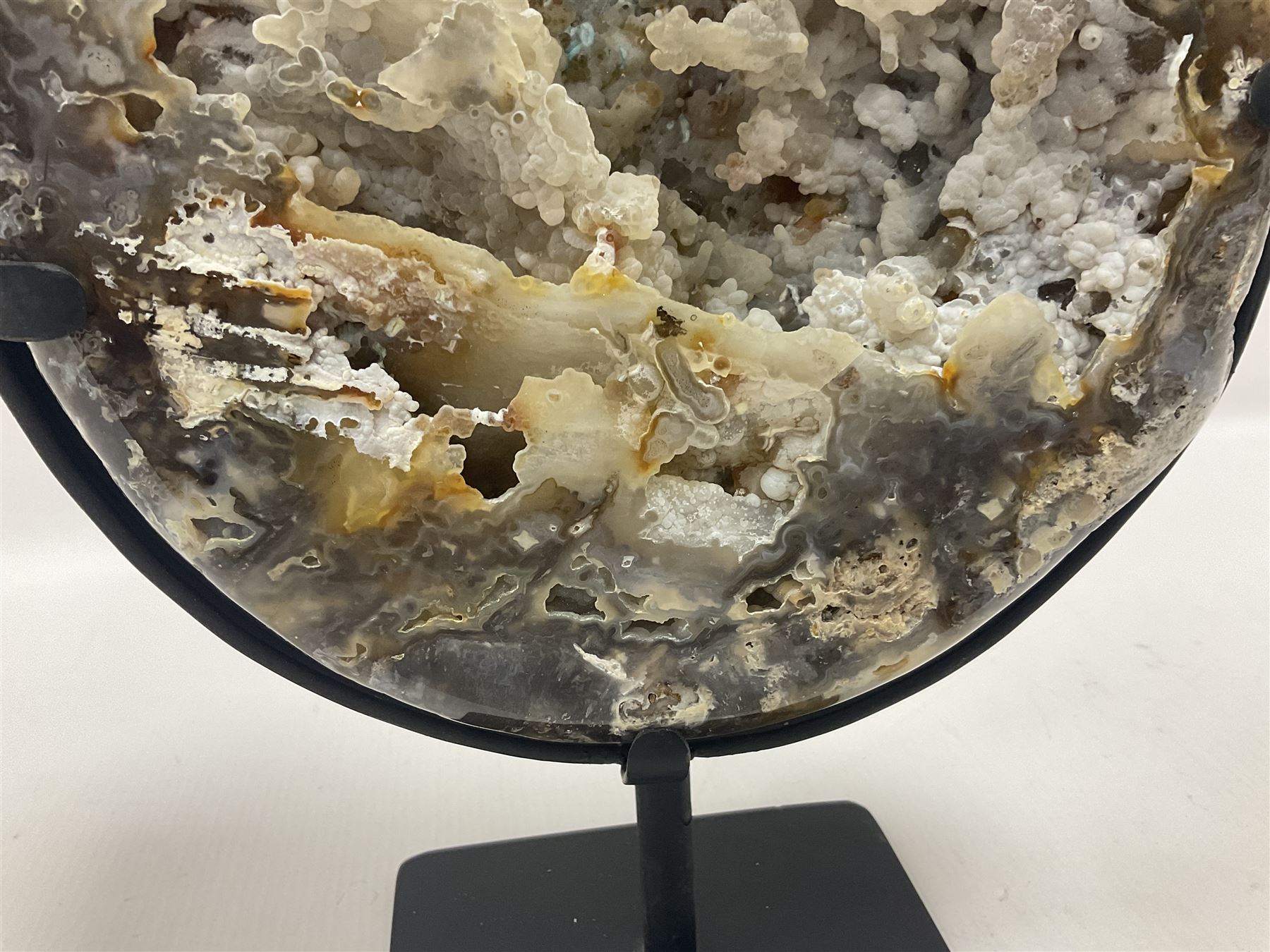 Large agate geode with quartz crystals to the centre - Image 5 of 7