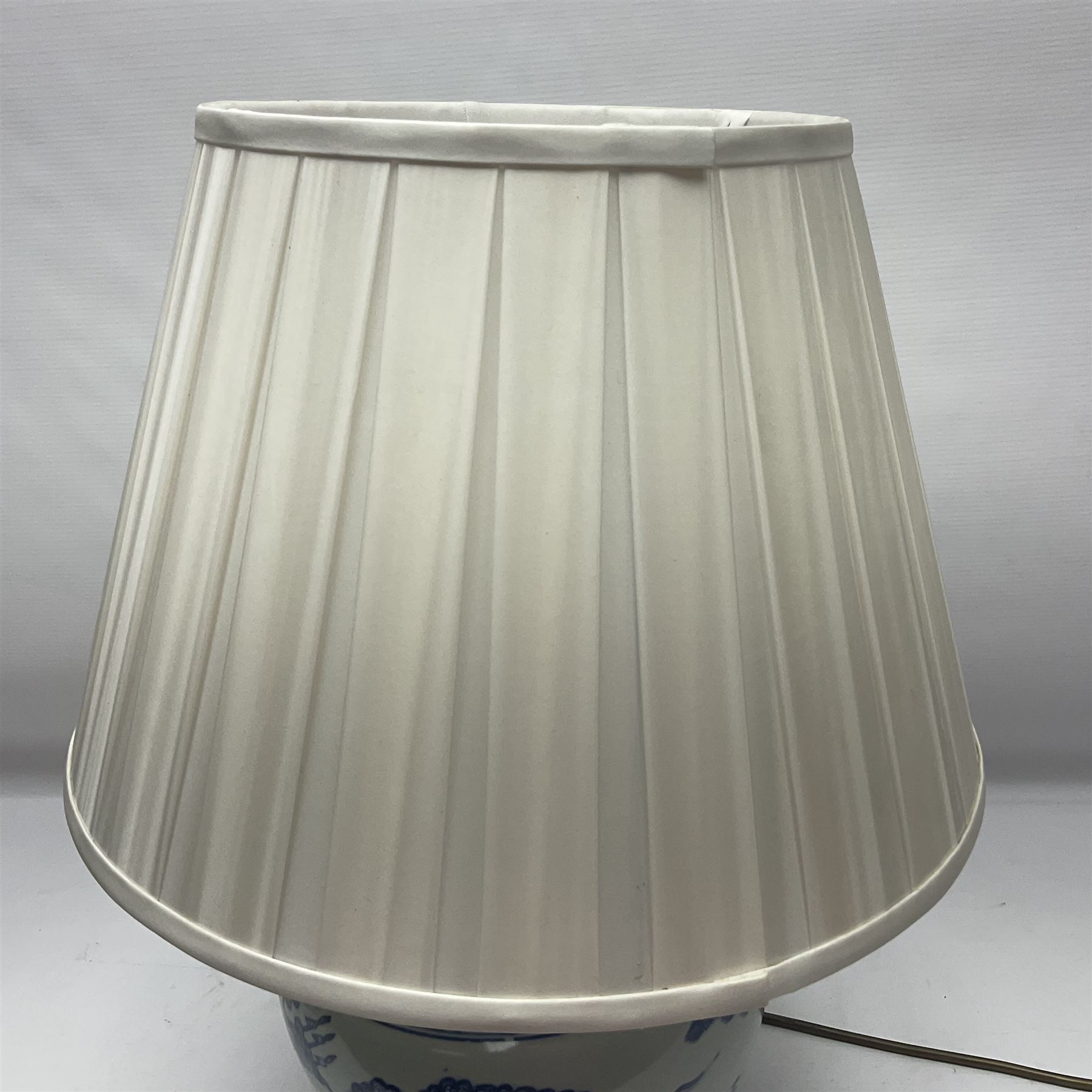 Blue and White table lamp of baluster form - Image 6 of 8