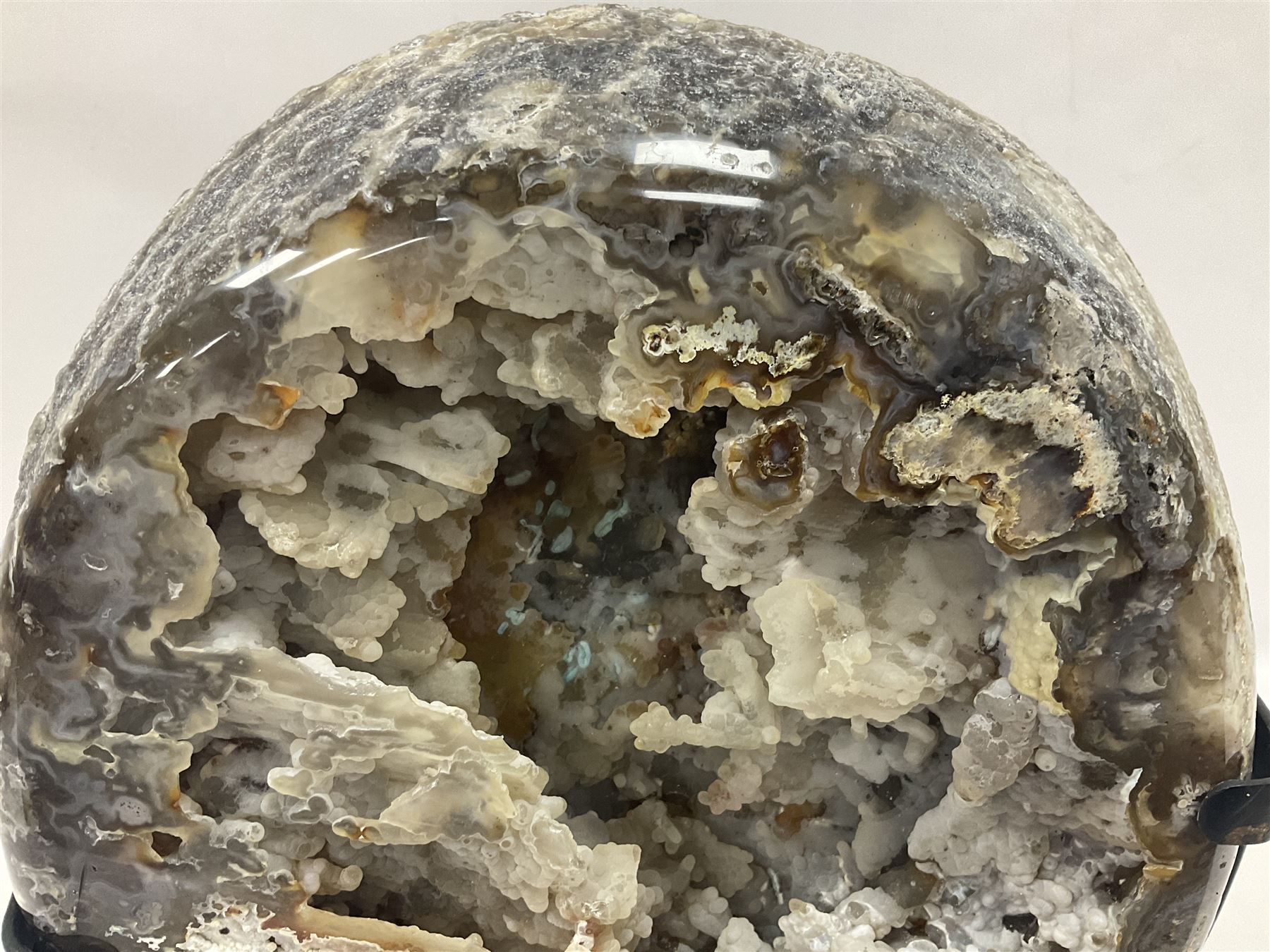 Large agate geode with quartz crystals to the centre - Image 2 of 7