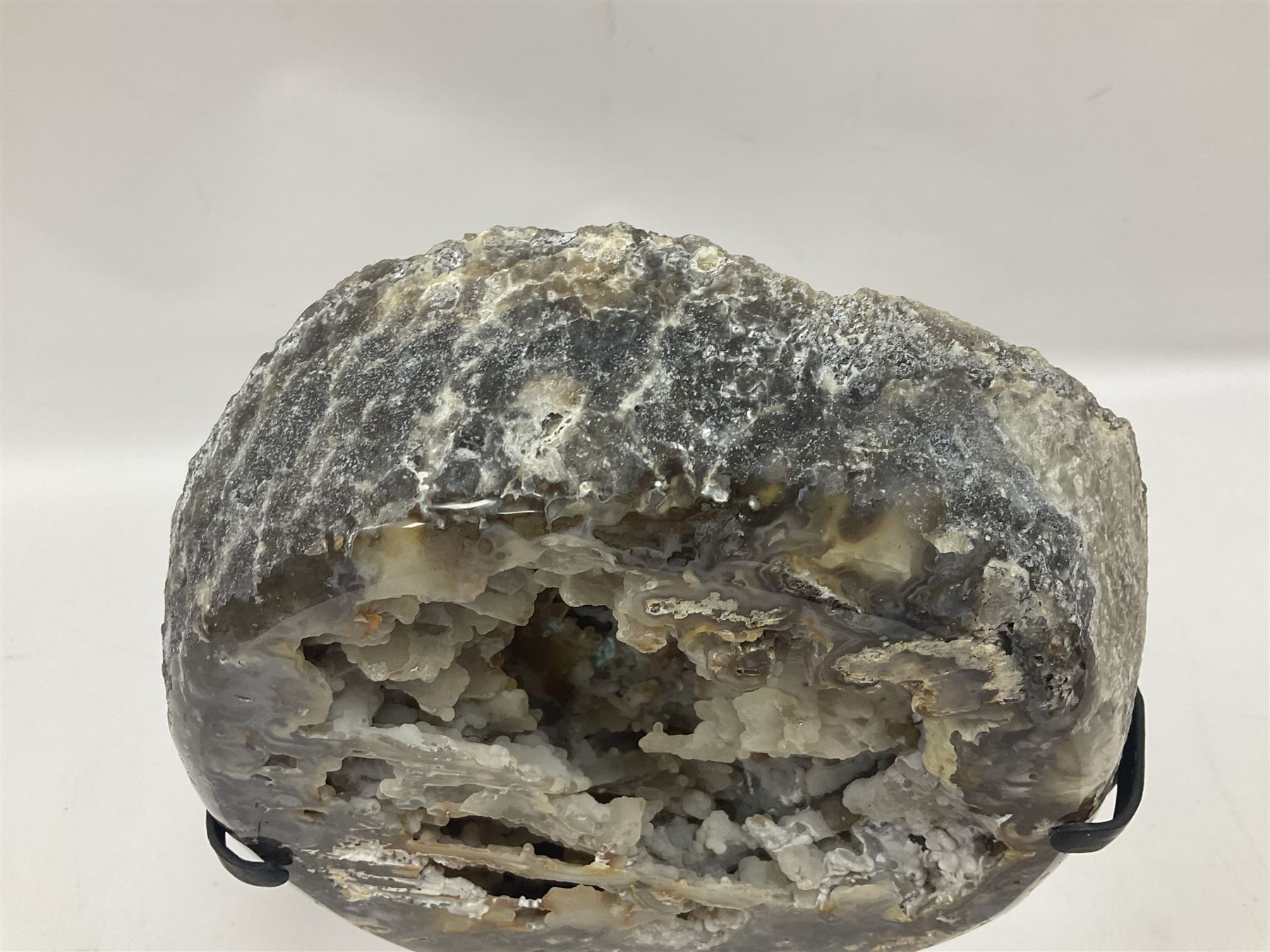 Large agate geode with quartz crystals to the centre - Image 3 of 7