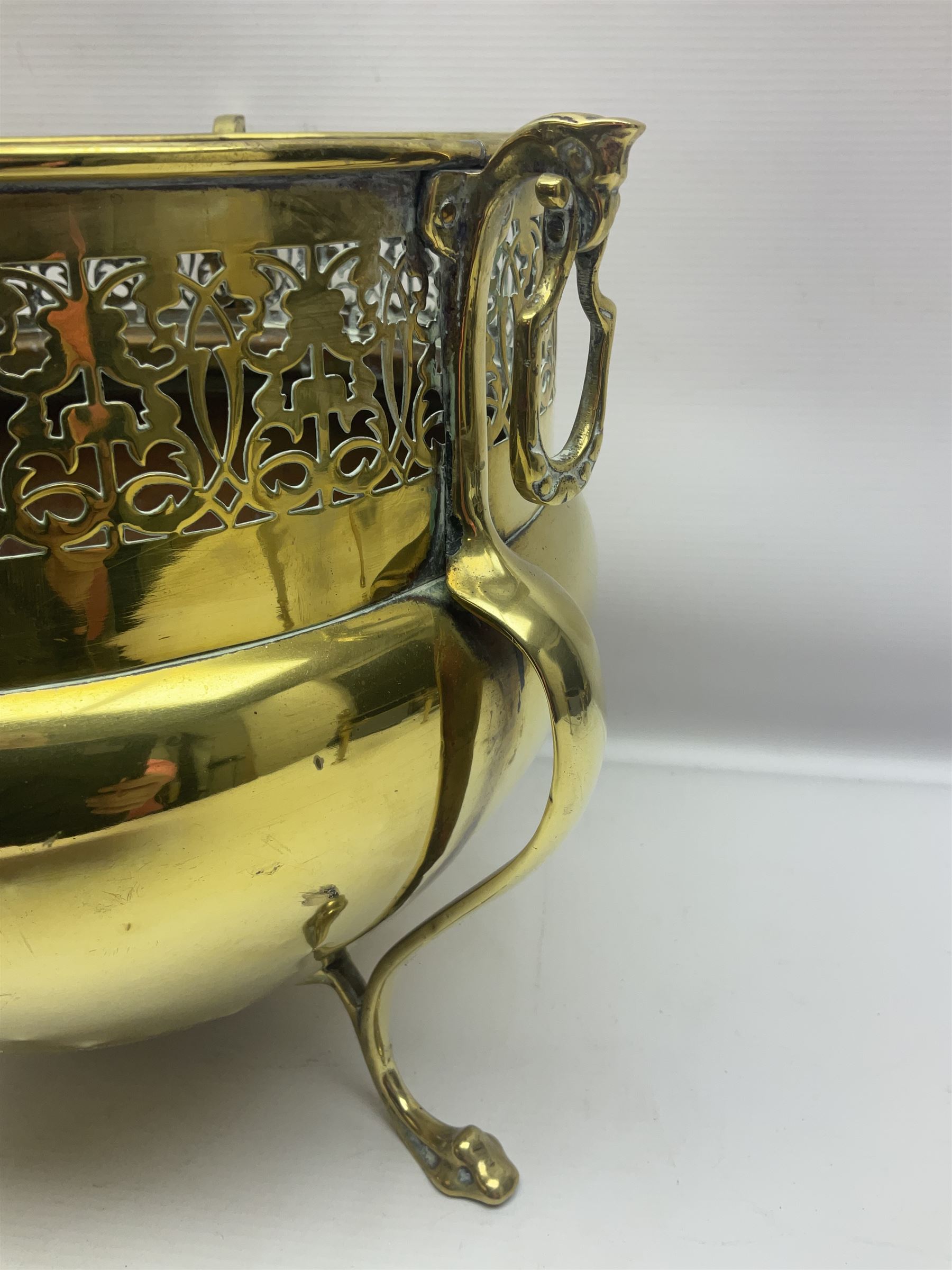 Early 20th century brass coal bucket with pierced sides - Image 5 of 13