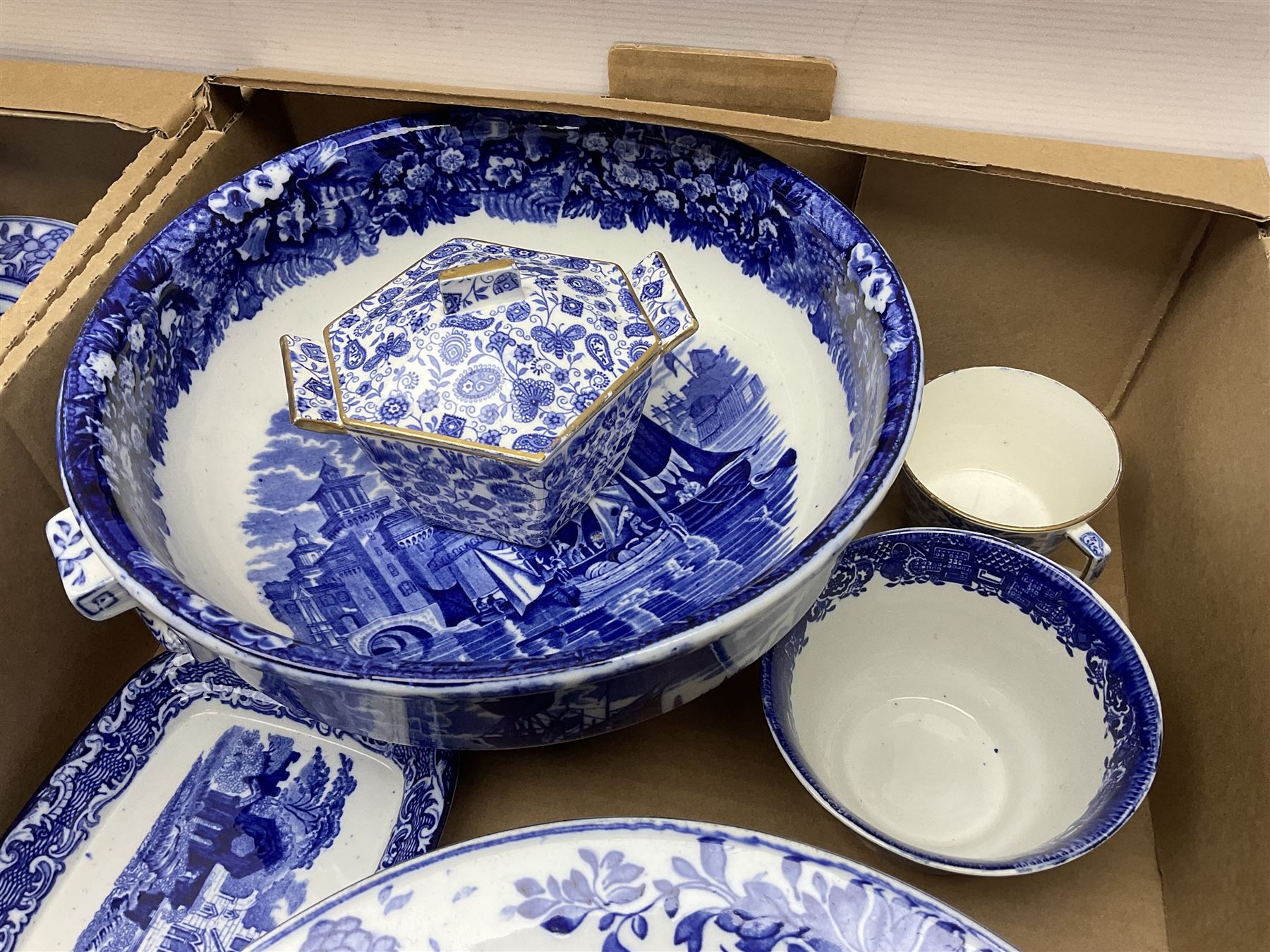 Collection of blue and white ceramics - Image 5 of 8