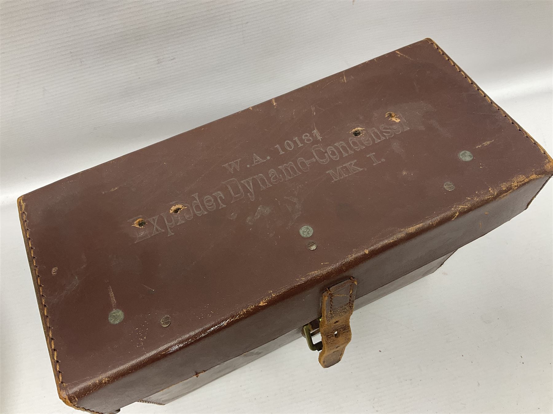 Post-WW2 stitched leather carrying case for an Exploder Dynamo-Condenser Mk.1 - Image 10 of 10