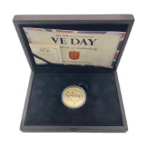 Queen Elizabeth II Bailiwick of Guernsey 2015 'The 70th Anniversary of VE Day' gold proof five pound