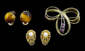 9ct gold jewellery including pair of tigers eye clip on earrings