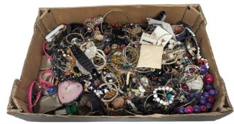 Quantity of costume jewellery