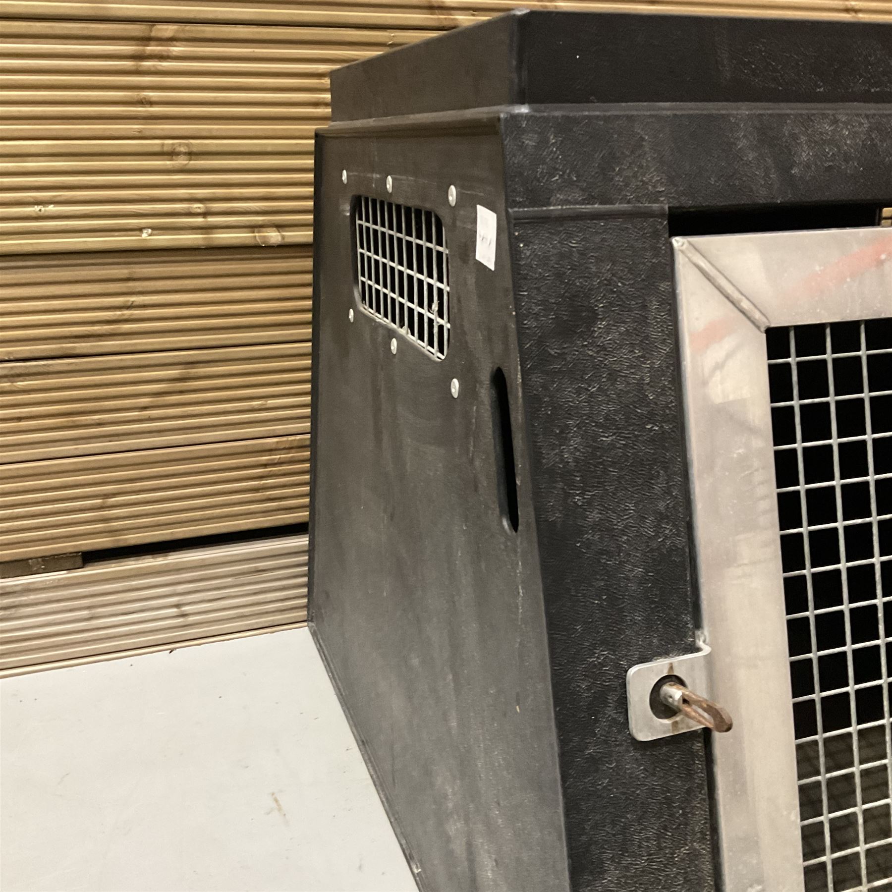 Heavy duty aluminium and plastic dog cage - Image 4 of 5
