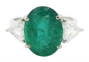 18ct white gold three stone oval cut emerald and trillion cut diamond ring