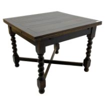 Early 20th century oak draw-leaf dining table