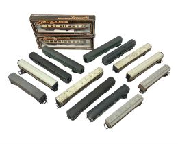 Various makers ‘00 gauge - fifteen carriages from various makers to include two boxed Mainline examp