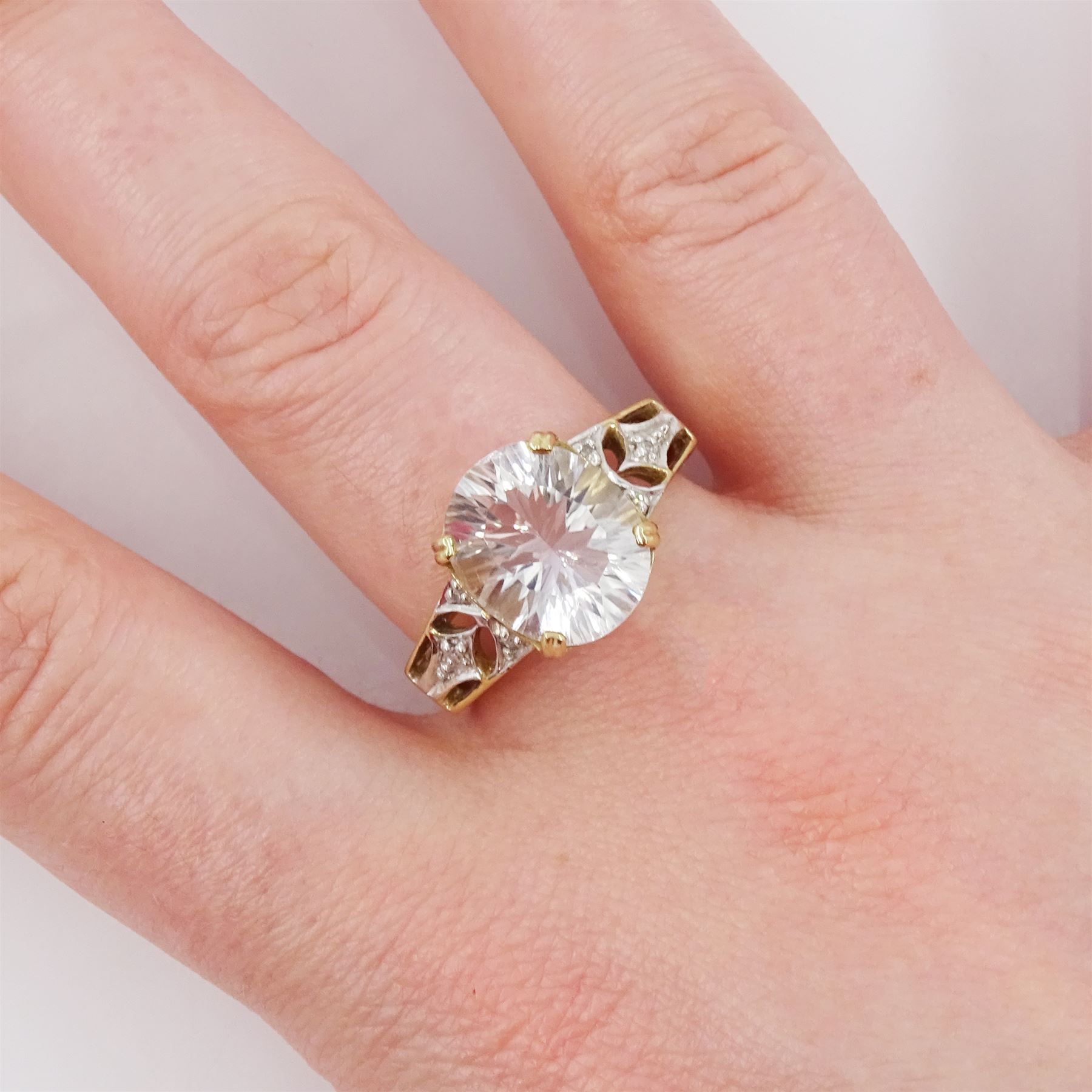 9ct gold single stone quartz ring - Image 2 of 4