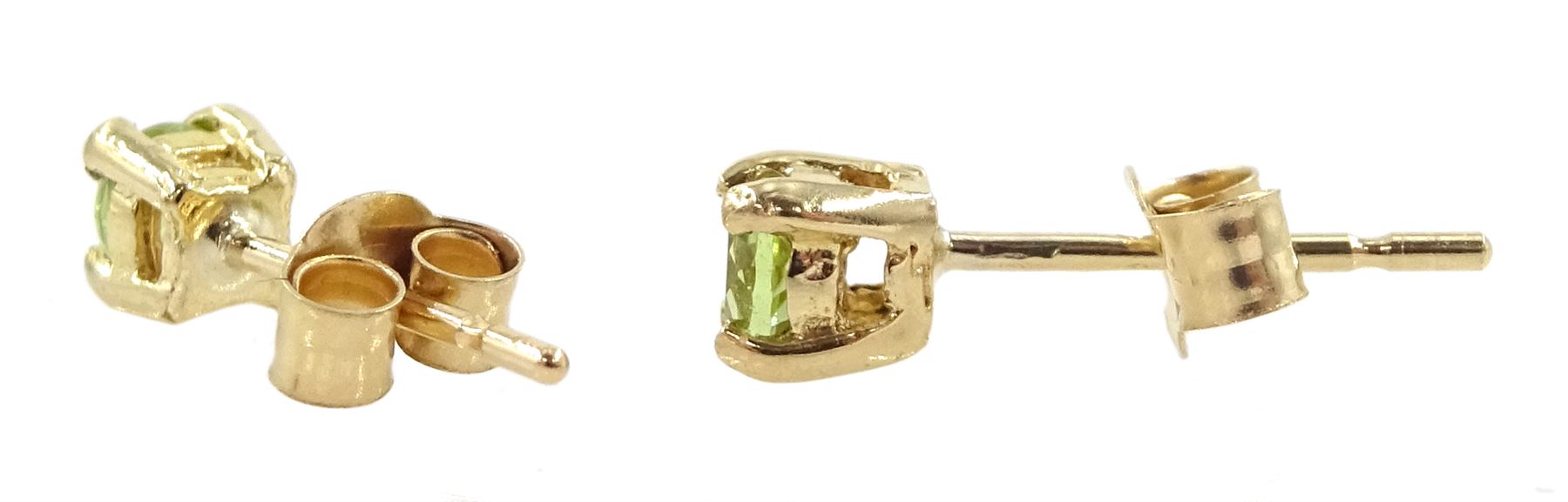 Pair of 9ct gold peridot stud earrings - Image 2 of 2