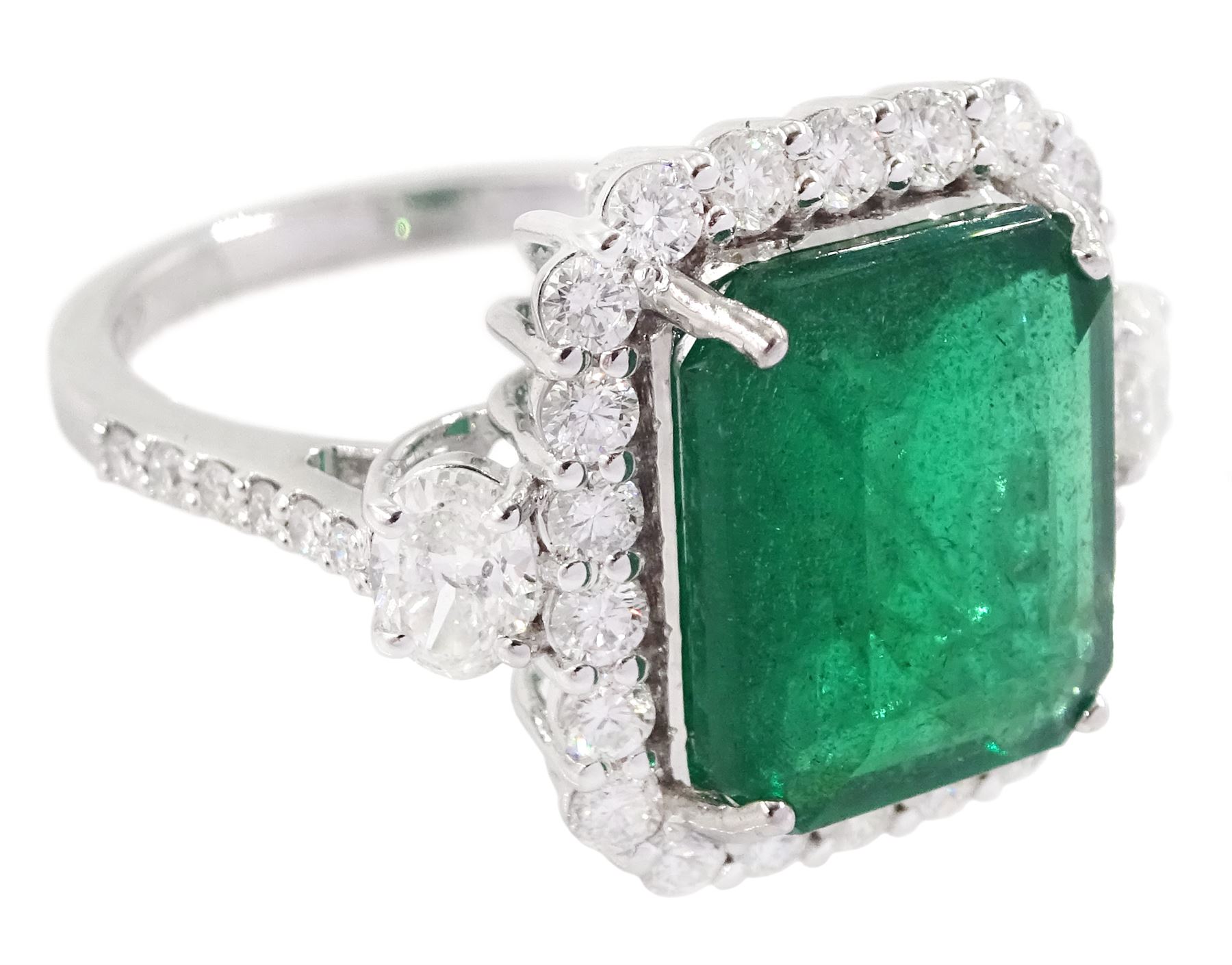 18ct white gold emerald and round brilliant cut diamond cluster ring - Image 3 of 4